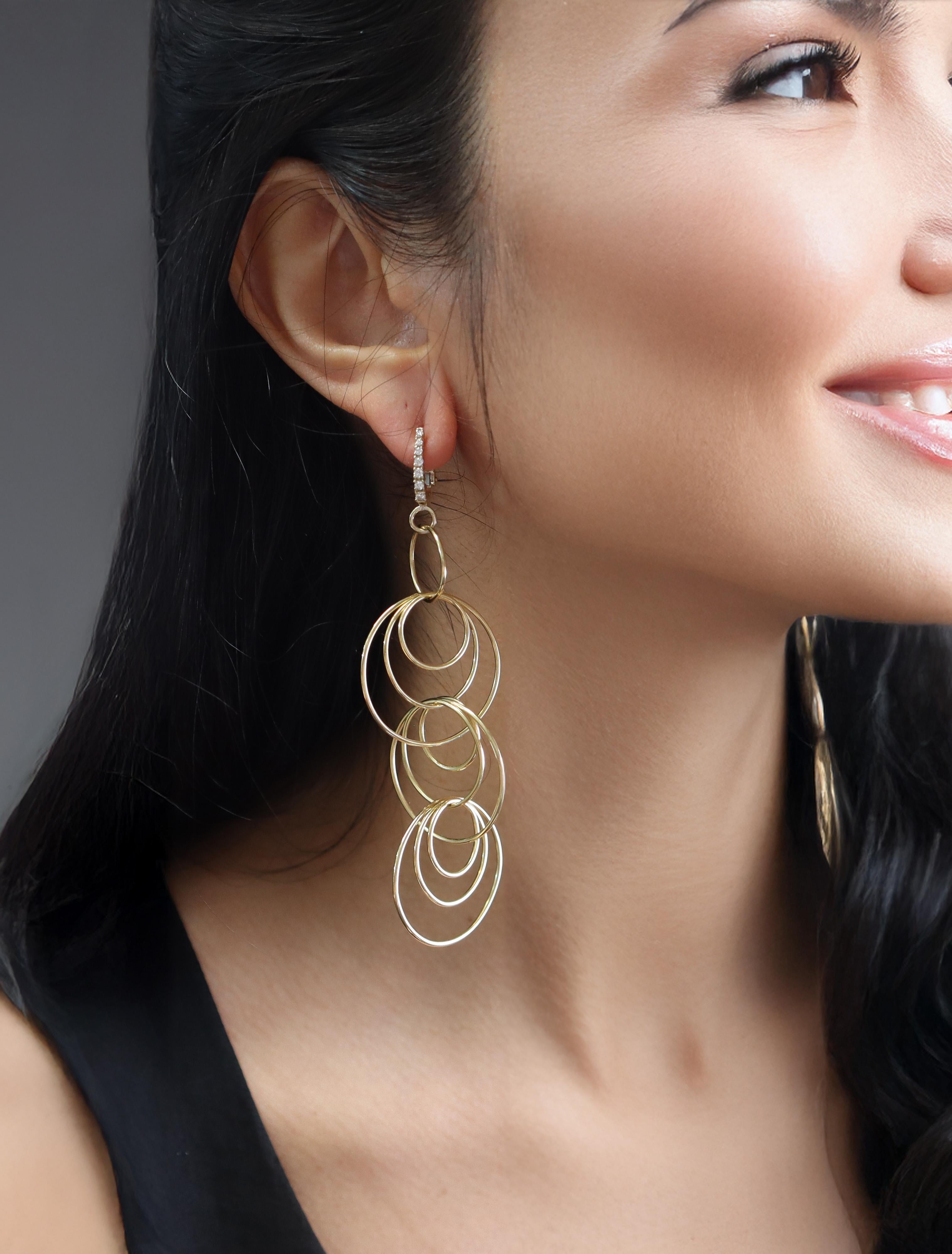 Orecchini geometrici in oro giallo 18kt con diamanti in vendita 2