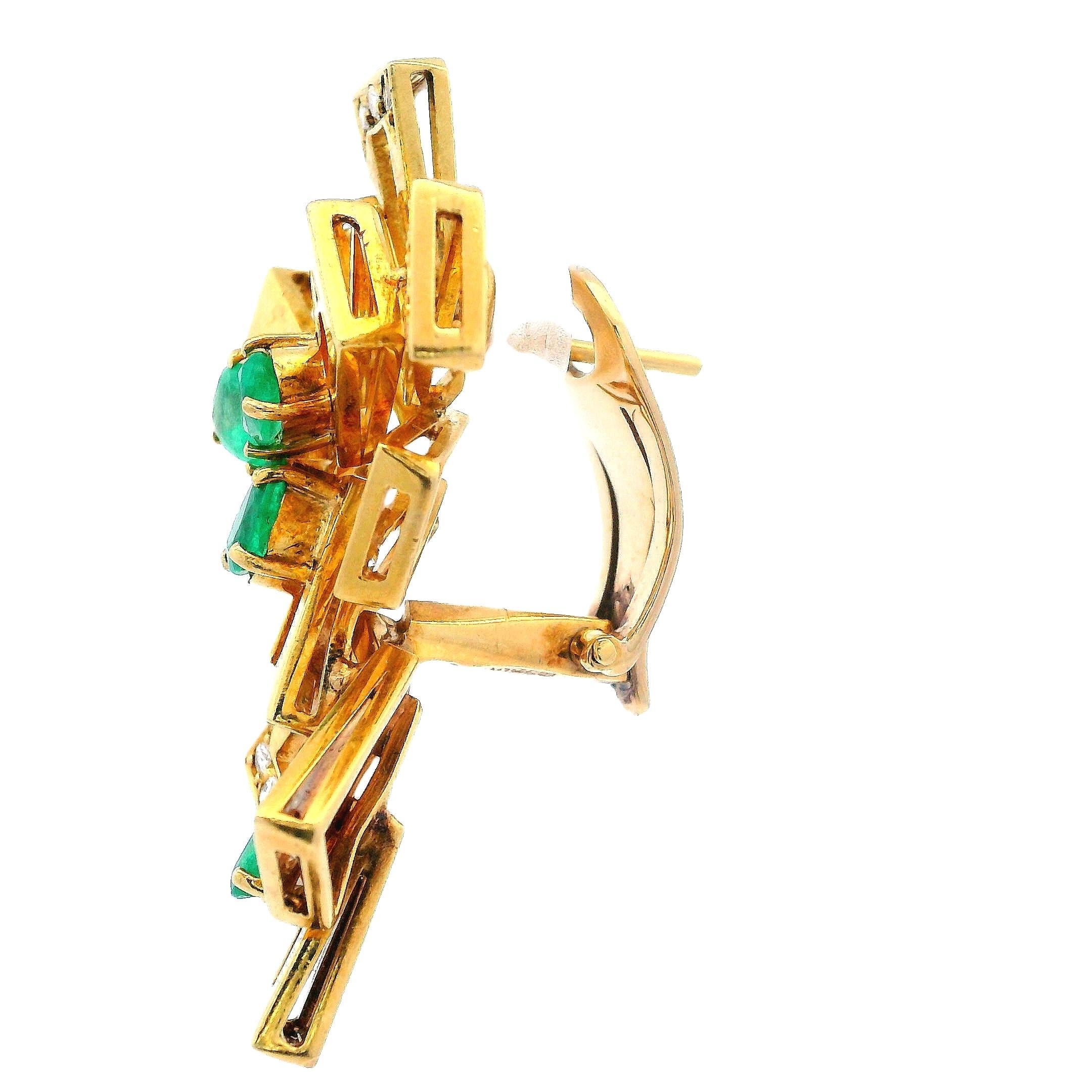 Modernista Orecchini geometrici in oro giallo 18 carati con diamanti e smeraldi in vendita
