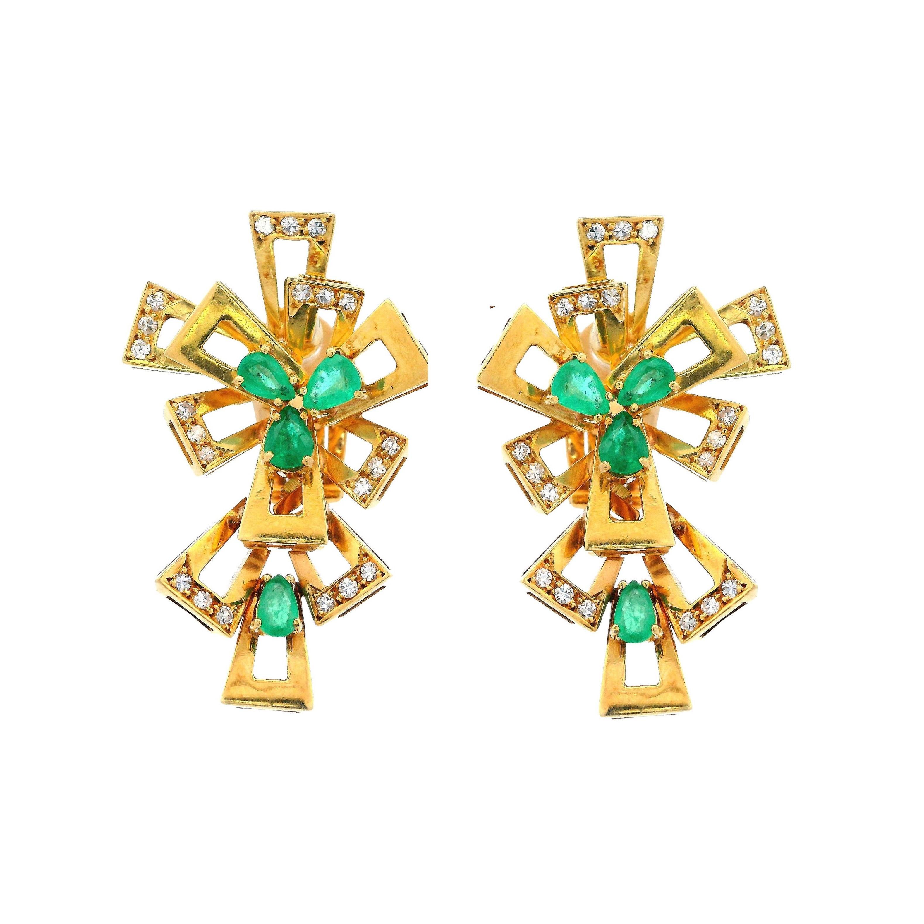 Modernista Orecchini geometrici in oro giallo 18 carati con diamanti e smeraldi in vendita