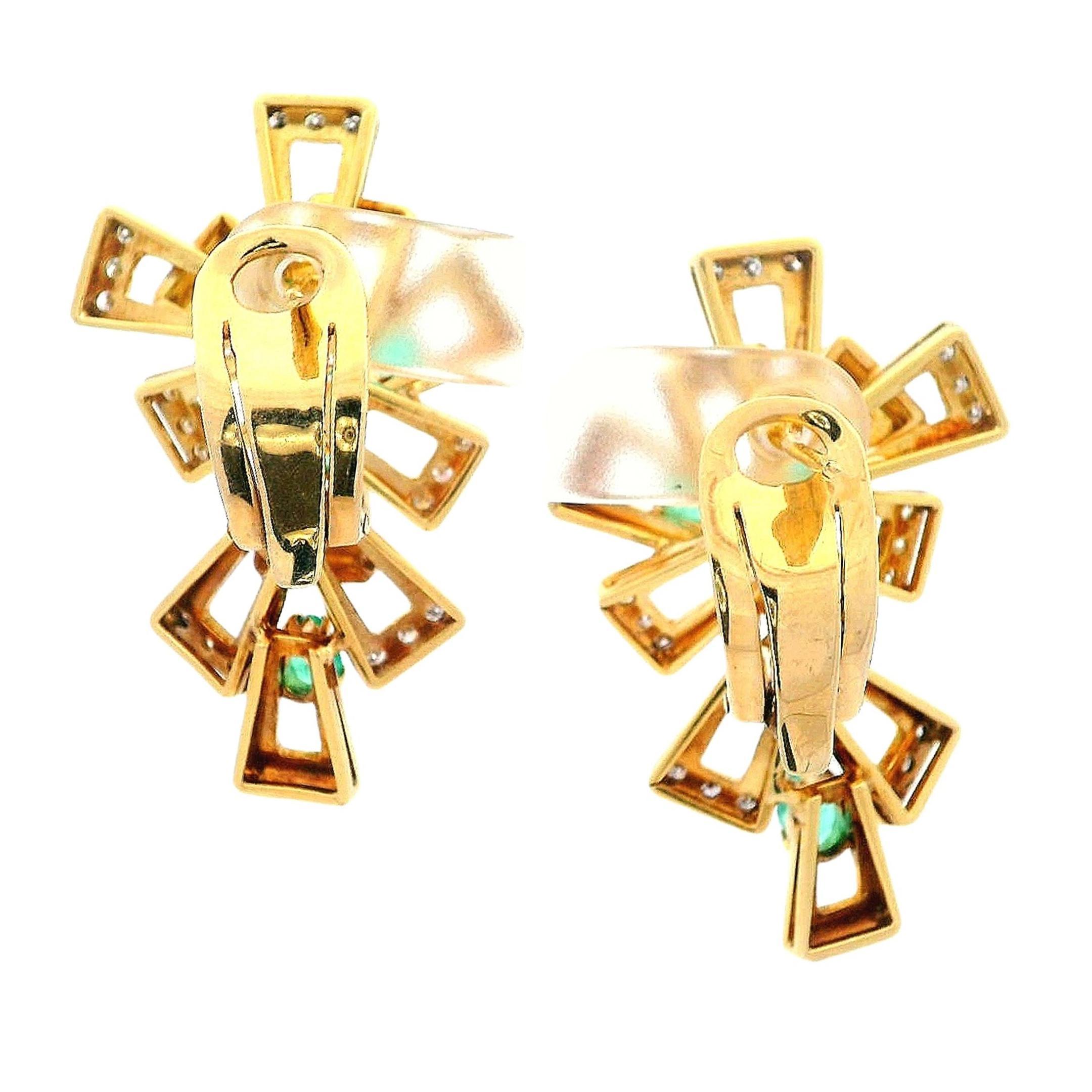 Taglio a goccia Orecchini geometrici in oro giallo 18 carati con diamanti e smeraldi in vendita