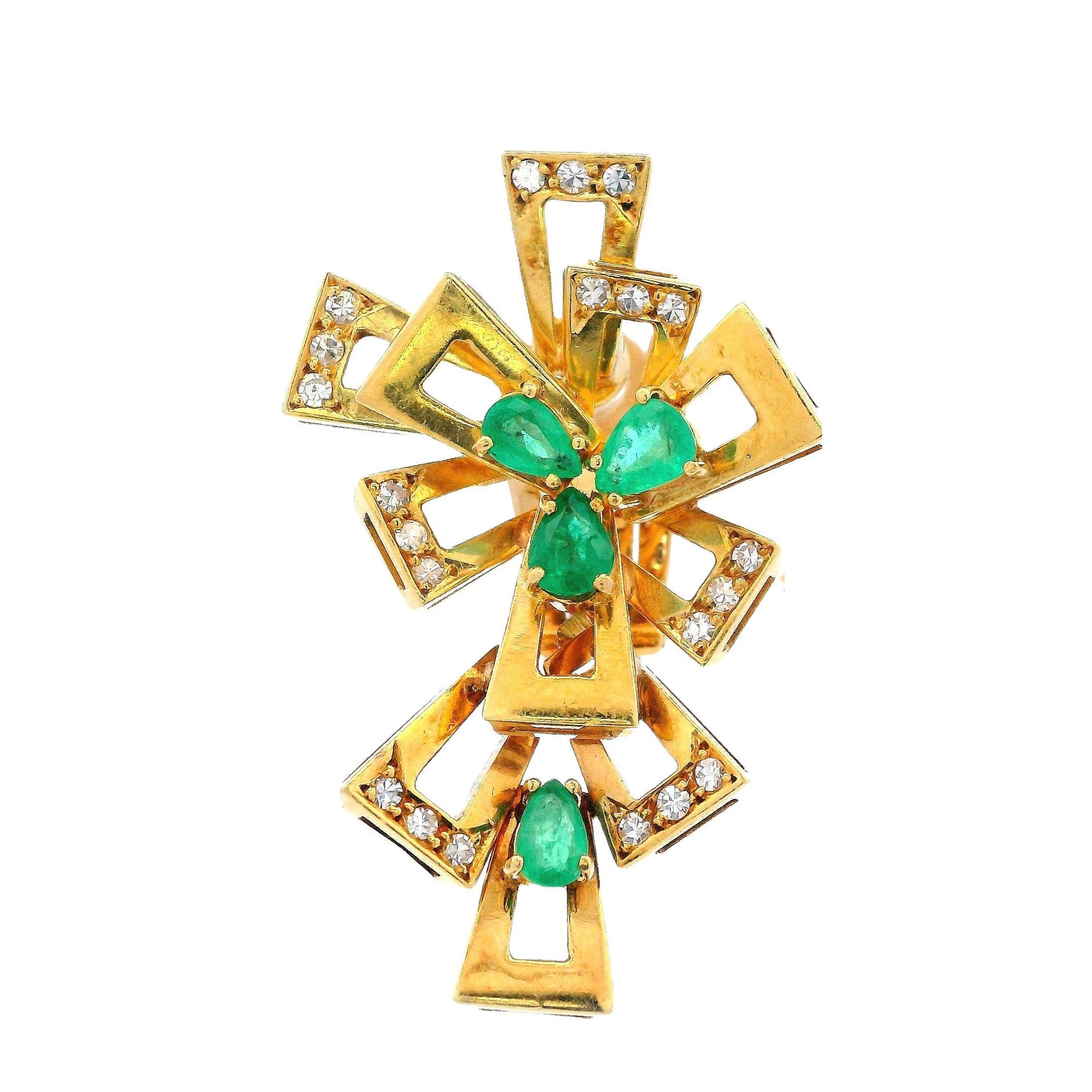 Orecchini geometrici in oro giallo 18 carati con diamanti e smeraldi in vendita 1