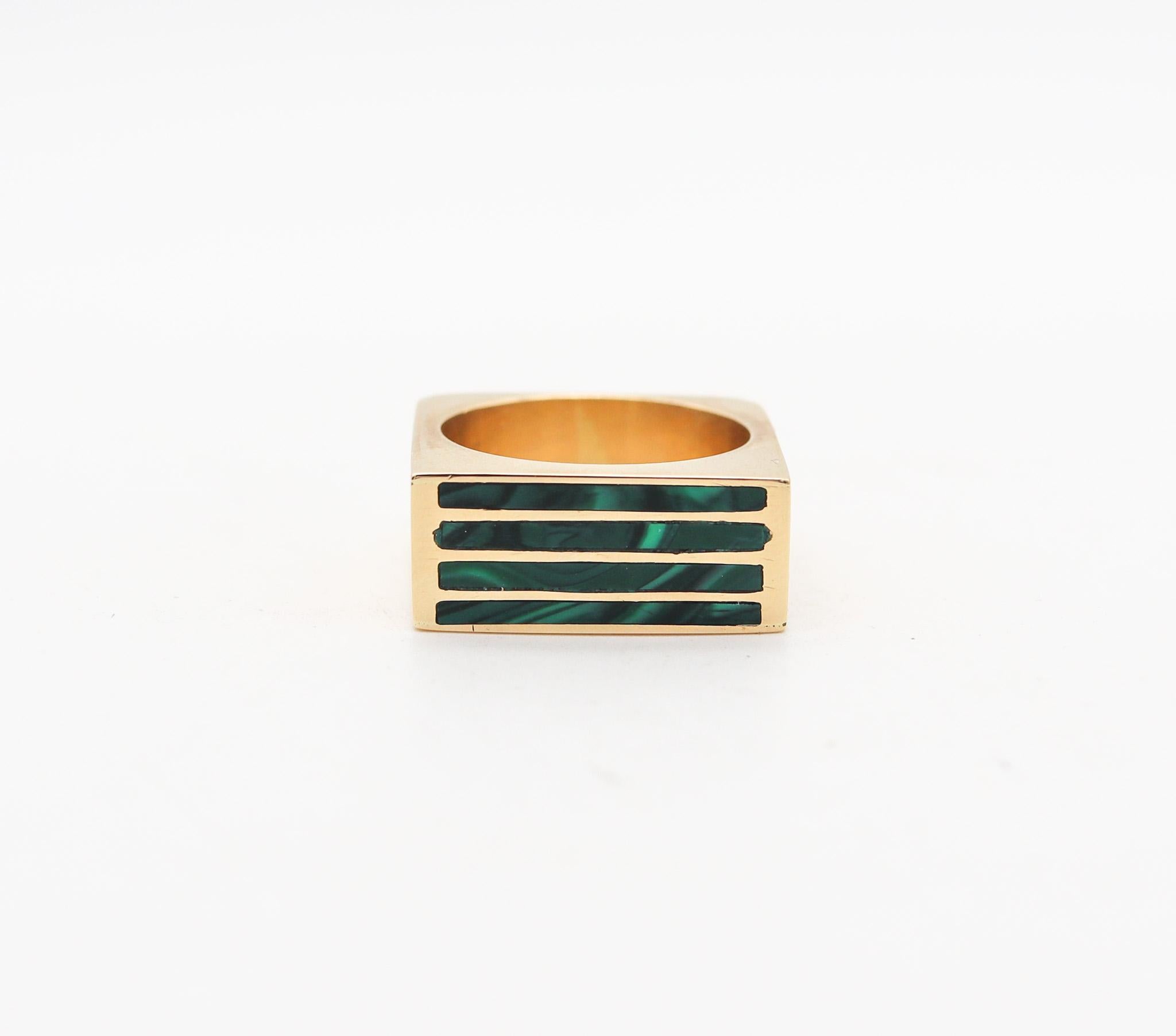Geometric 1970 Modernist Square Ring In 18Kt Yellow Gold With Inlaid Malachite In Excellent Condition For Sale In Miami, FL