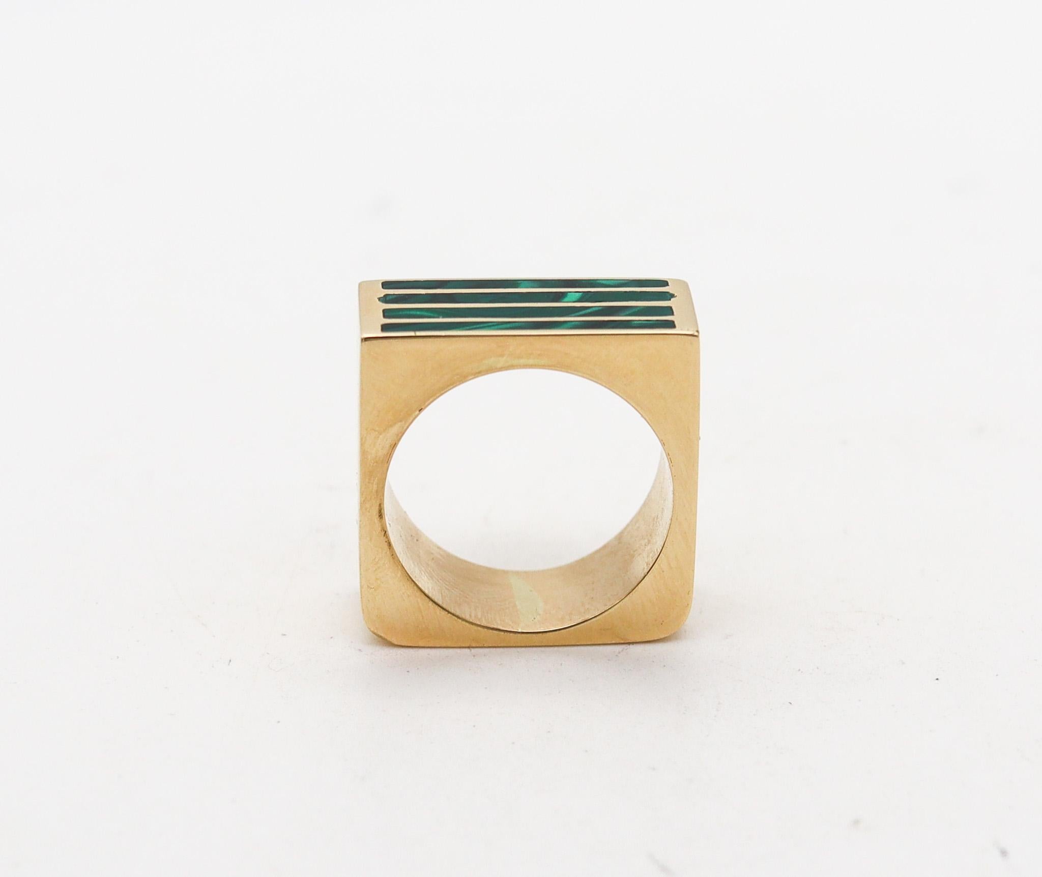 Geometrischer quadratischer modernistischer Ring aus 18 Karat Gelbgold mit Intarsien aus Malachit, 1970 Damen im Angebot