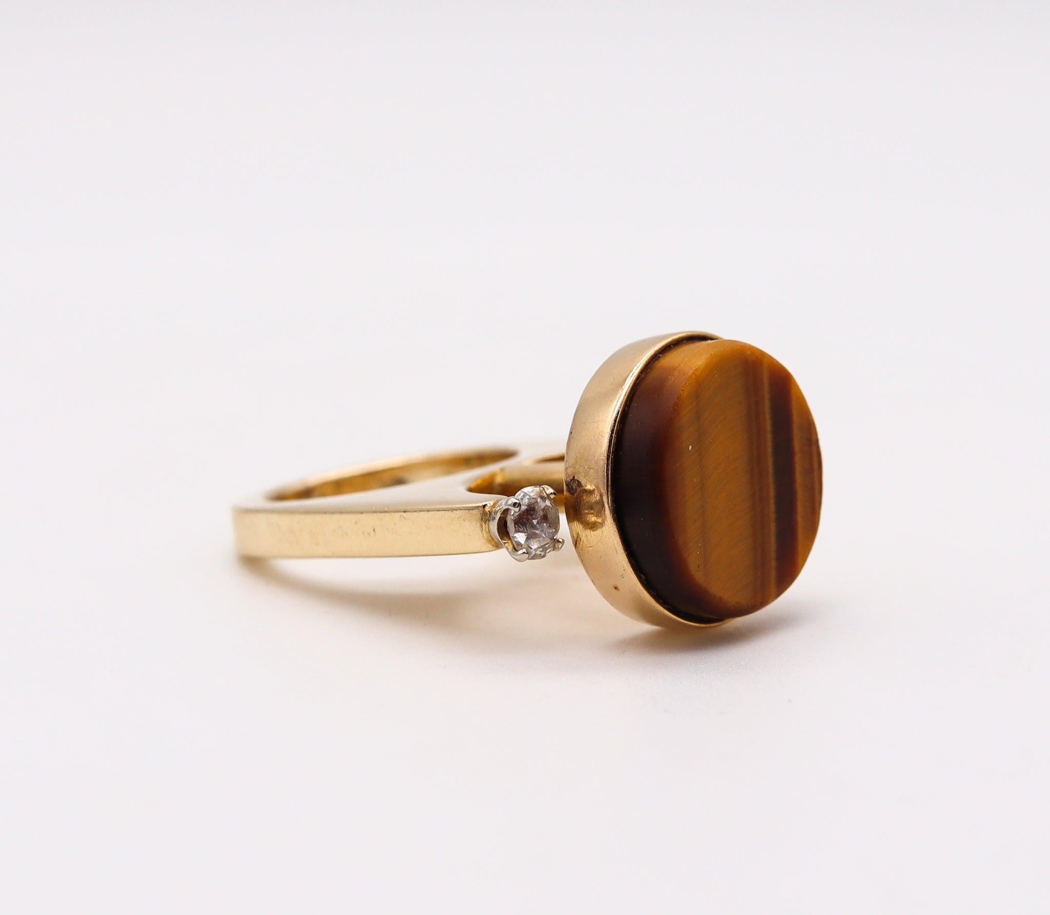 GEOMETRIC 1970 Retro Modernist Sculptural Ring 14Kt Gold, Tiger Quartz & Diamond In Excellent Condition For Sale In Miami, FL