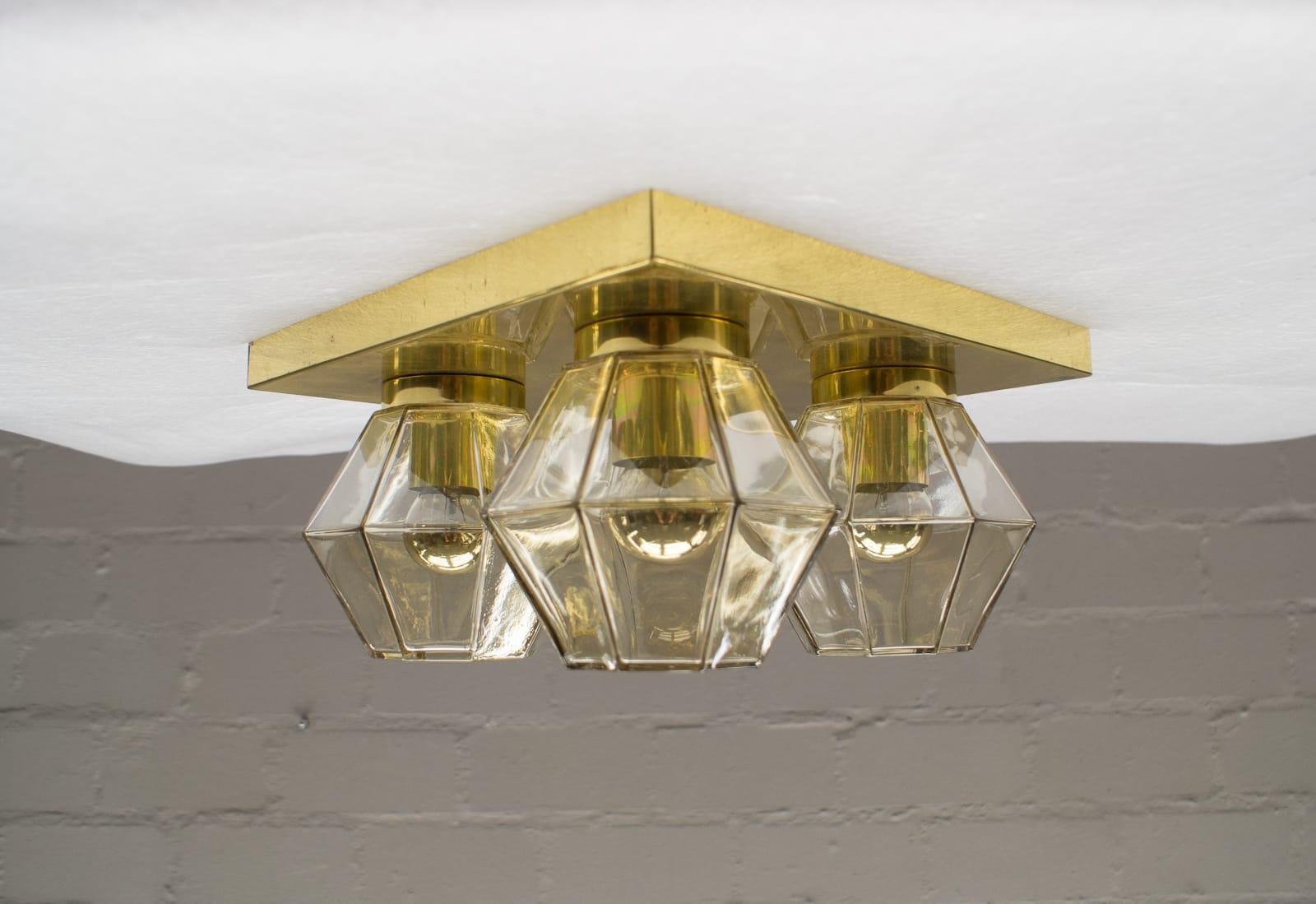 Milieu du XXe siècle Lampe murale ou plafonnier géométrique à 4 éclairages en laiton et verre Limburg, Allemagne, années 1960 en vente