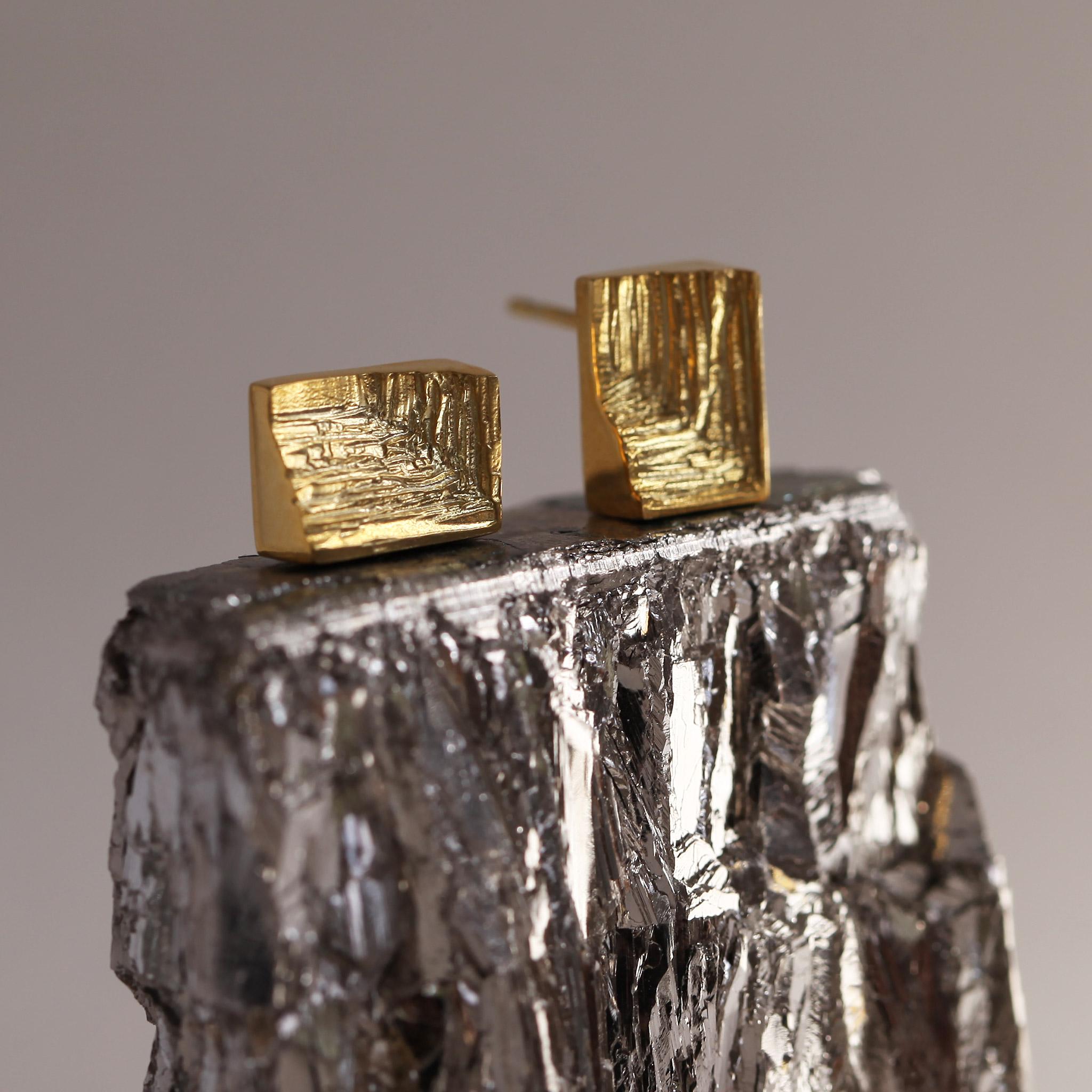 Boucles d'oreilles géométriques en or jaune 9k texturé avec cuboïdes.

Créées à partir d'or 9 carats recyclé, les boucles d'oreilles XYZ Module s'inspirent de la précision de l'architecture moderne et des motifs complexes de la croissance des