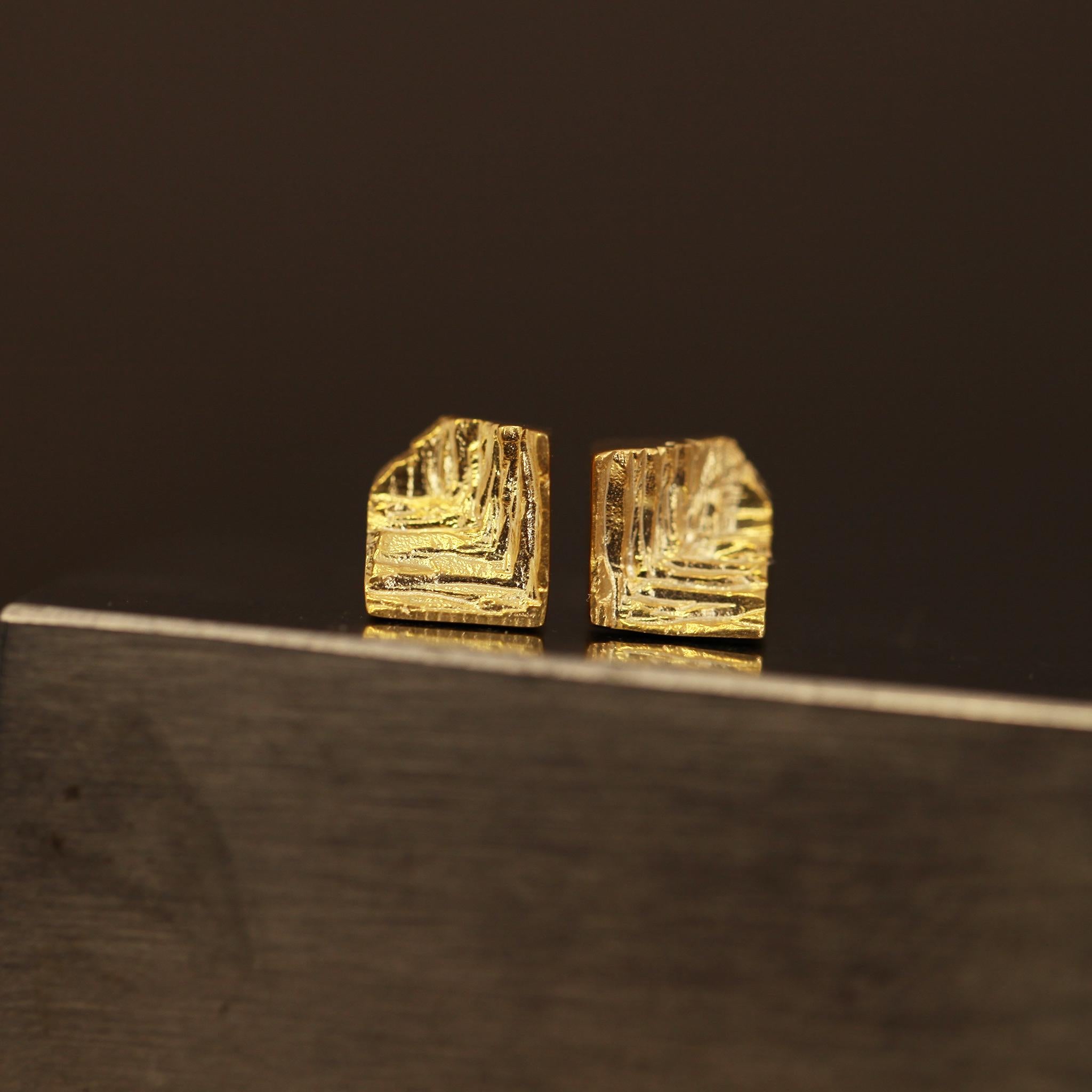Boucles d'oreilles géométriques modernistes en or jaune texturé 9k en vente 1