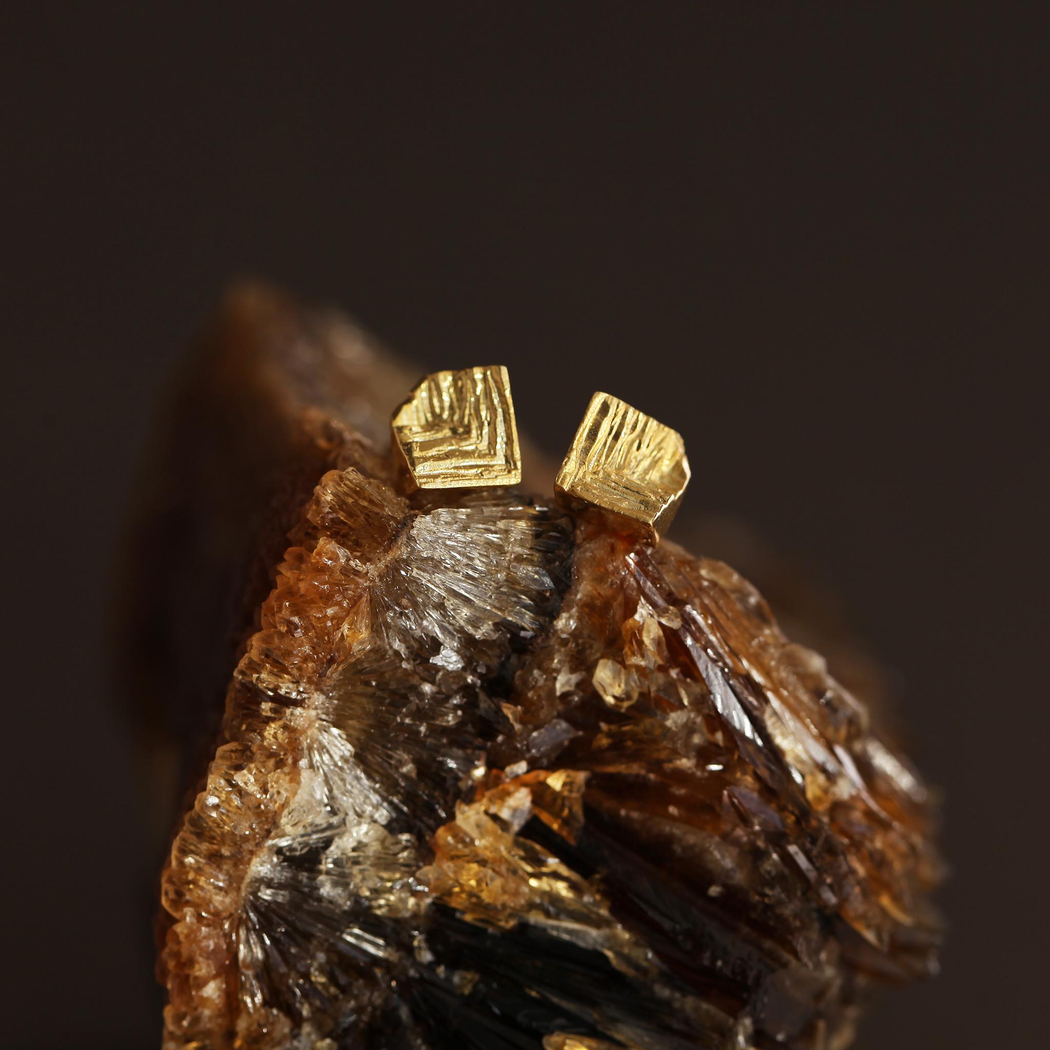 Boucles d'oreilles géométriques modernistes en or jaune texturé 9k en vente 2