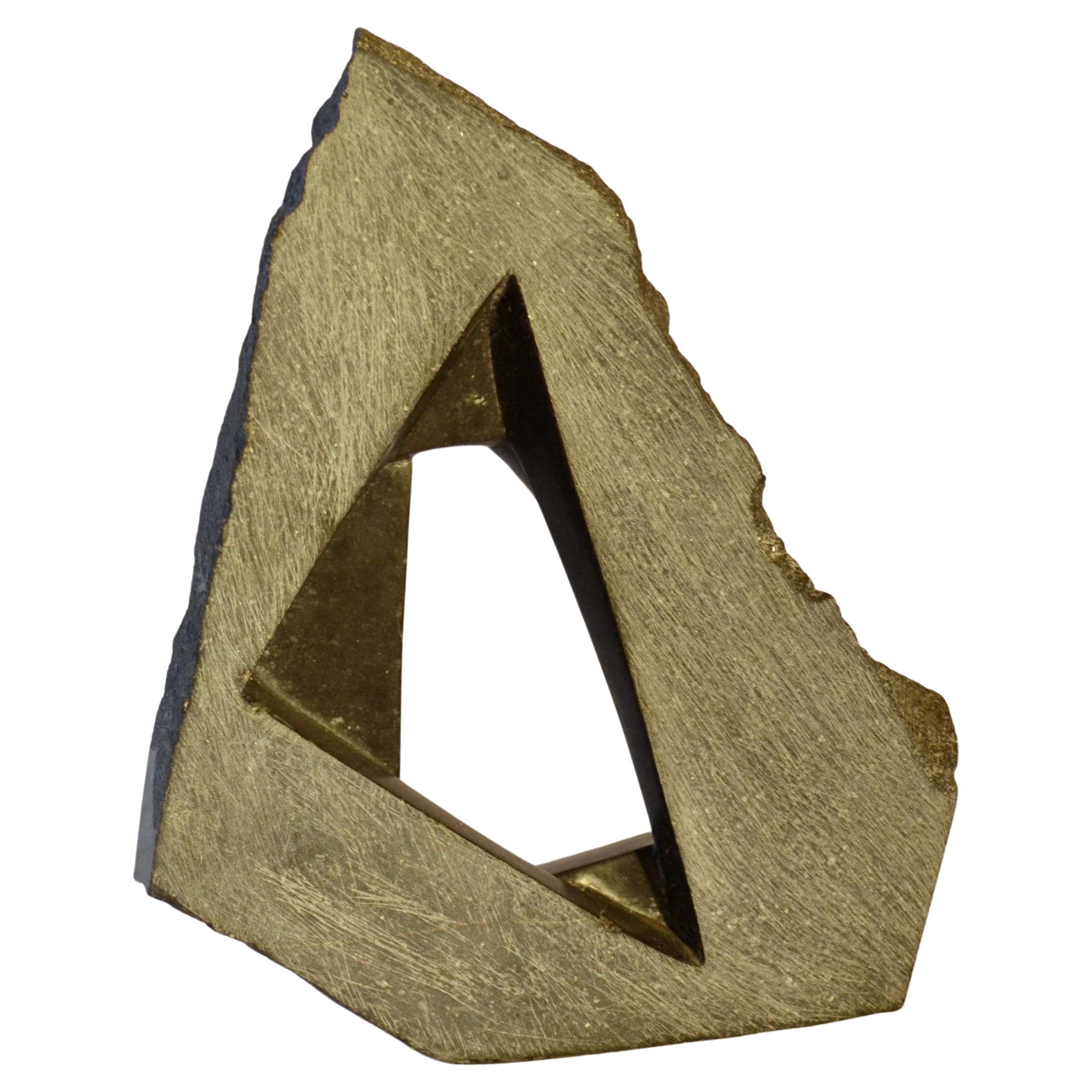 Sculpture abstraite minimale en granit sculptée à la main par l'artiste néerlandais J. Metaho, réalisée dans les années 1970. La tranche de granit polie est creusée d'ouvertures triangulaires et de plans flottants en position angulaire des deux