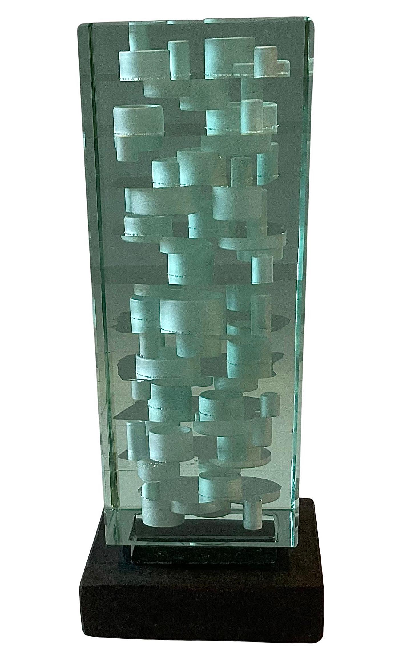 Superbe sculpture abstraite en verre de Murano signée et datée par Luciano Vistosi. Verre stratifié vert vibrant avec des formes abstraites blanches. Daté de 1985. 