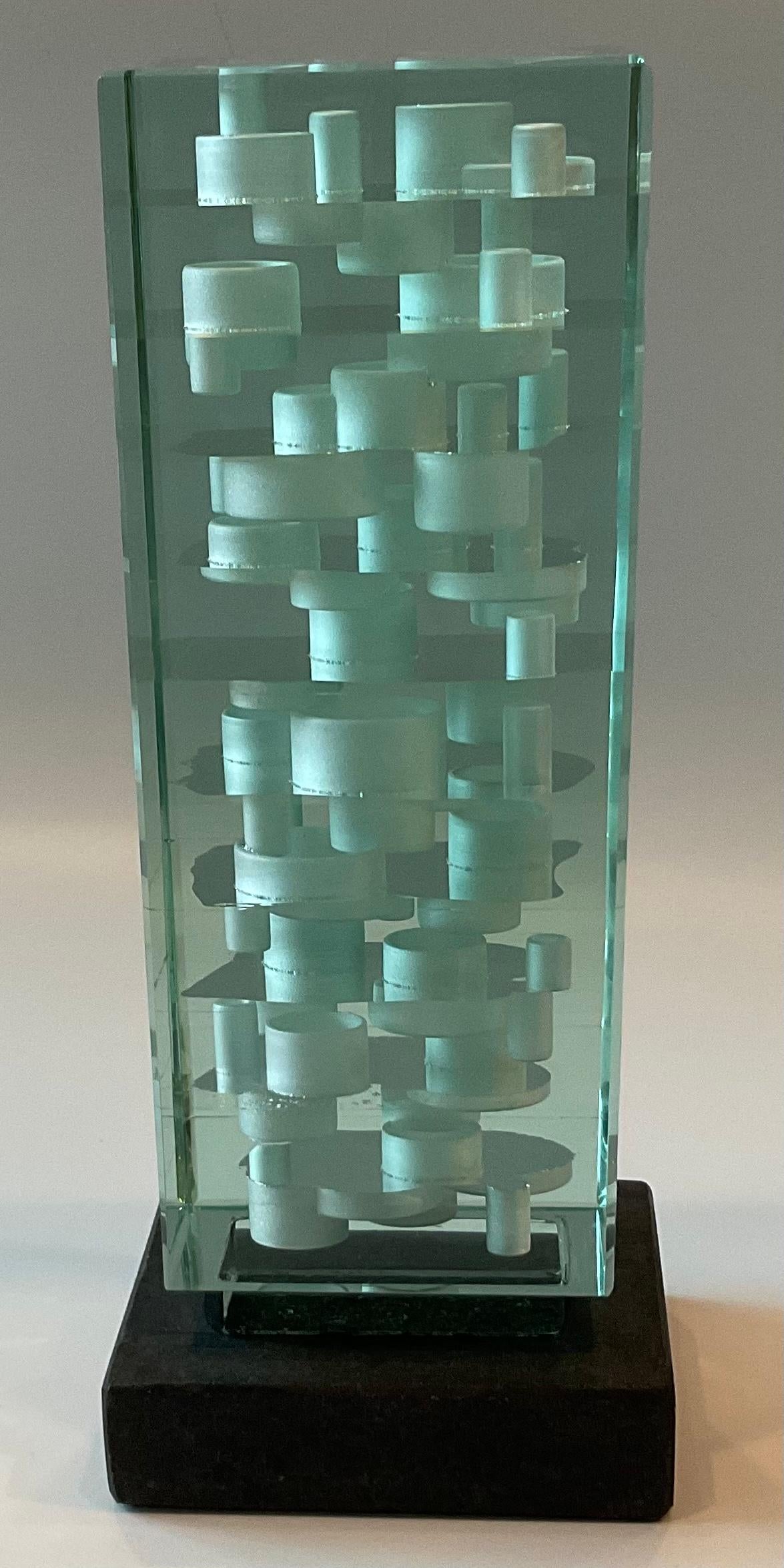 Geometrische abstrakte Muranoglas-Skulptur von Gino Vistosi, 1985  (Geblasenes Glas) im Angebot