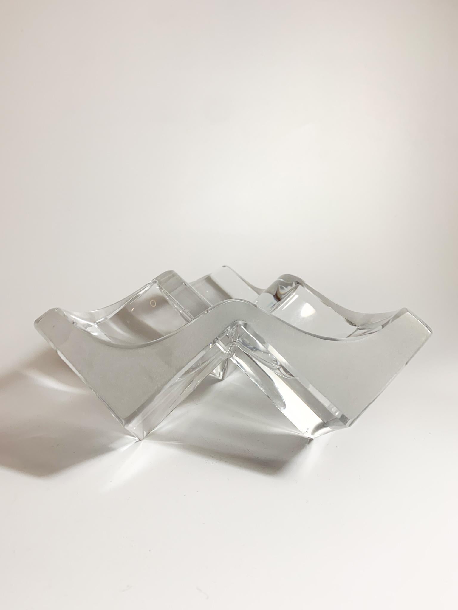 Geometric sculpture in transparent Daum crystal, made in the 70s

Ø cm 19 Ø cm 19 h cm 9

Daum It is a historic glass factory founded in France in 1878 by Jean Daum. 

From the very beginning he created crystal objects produced with the glass