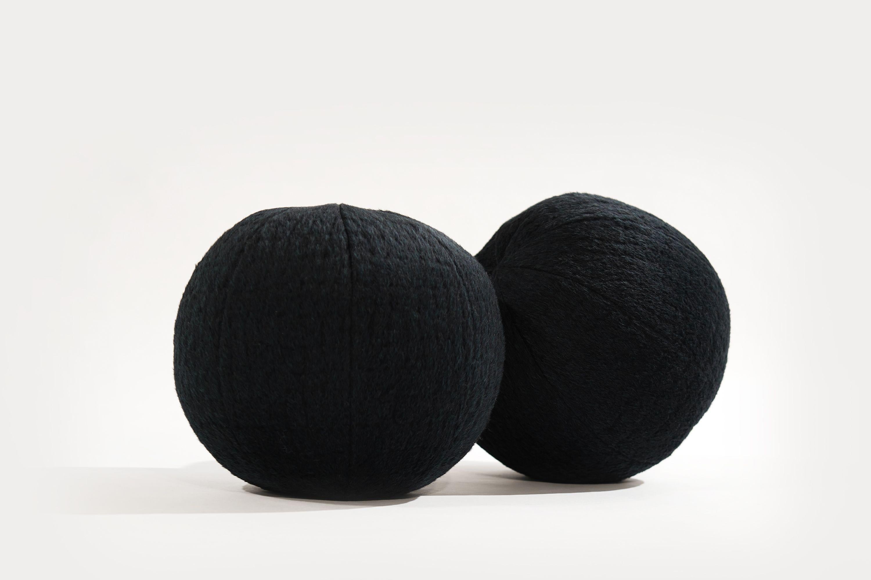Kugel-Akzent-Kissen aus marineblauem Alpaka von Holly Hunt im Angebot 2
