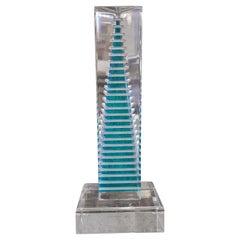Sculpture de table géométrique en acrylique et lucite de style Vasa Mihich