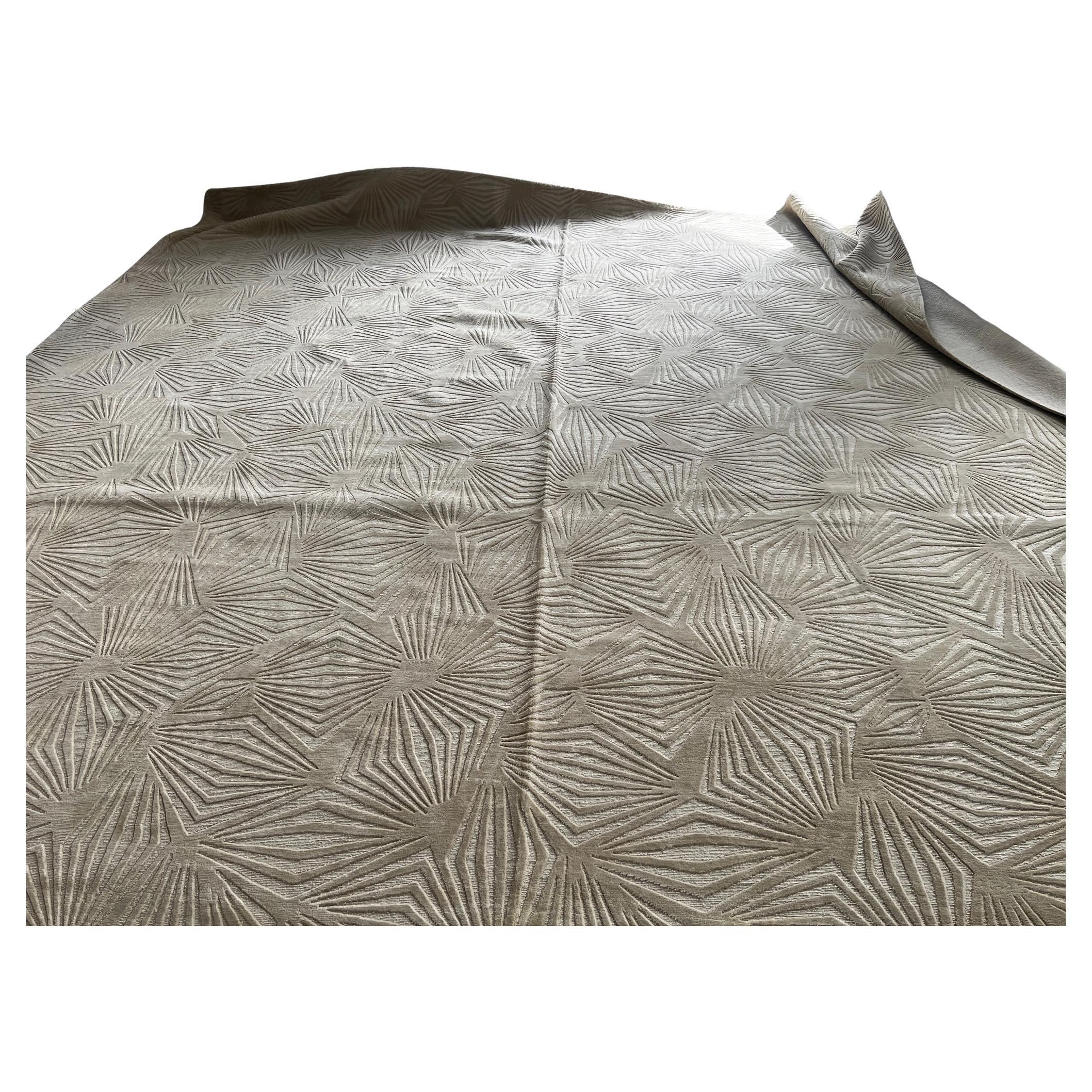Vous avez une grande pièce à décorer ? Vous cherchez quelque chose d'unique pour rehausser votre espace ? Il y a alors de fortes chances que ce tapis corresponde parfaitement à ce dont vous avez besoin. Ce design géométrique beige sur toute la