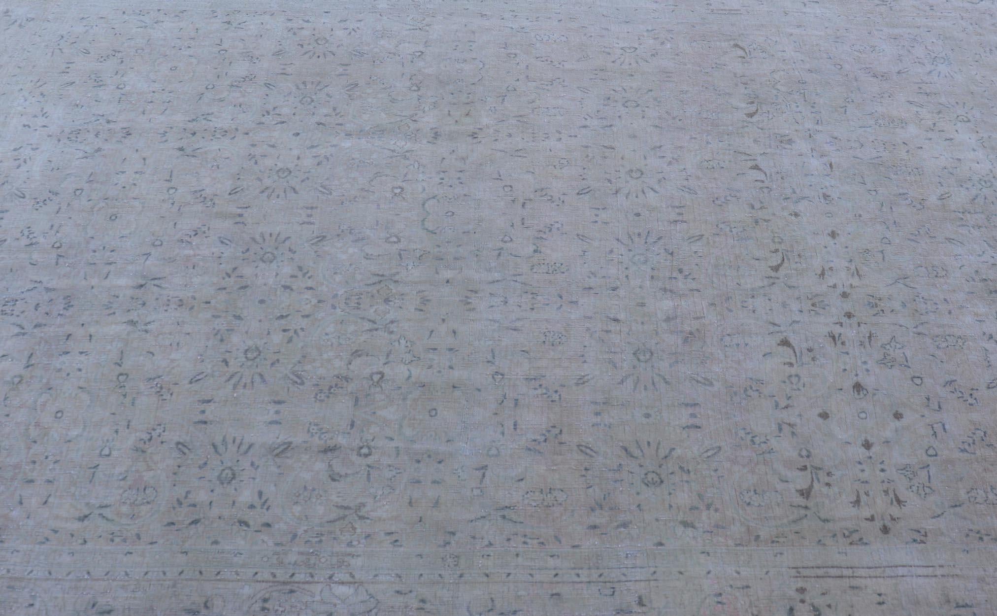 Grauer, hellblauer, cremefarbener und brauner geometrischer antiker handgeknüpfter persischer Teppich aus Chorassan, Keivan Woven Arts / Teppich ZIR-69-KV-20, Herkunftsland / Typ: Iran / Chorassan, um 1920

Maße: 7'4 x 10'6.