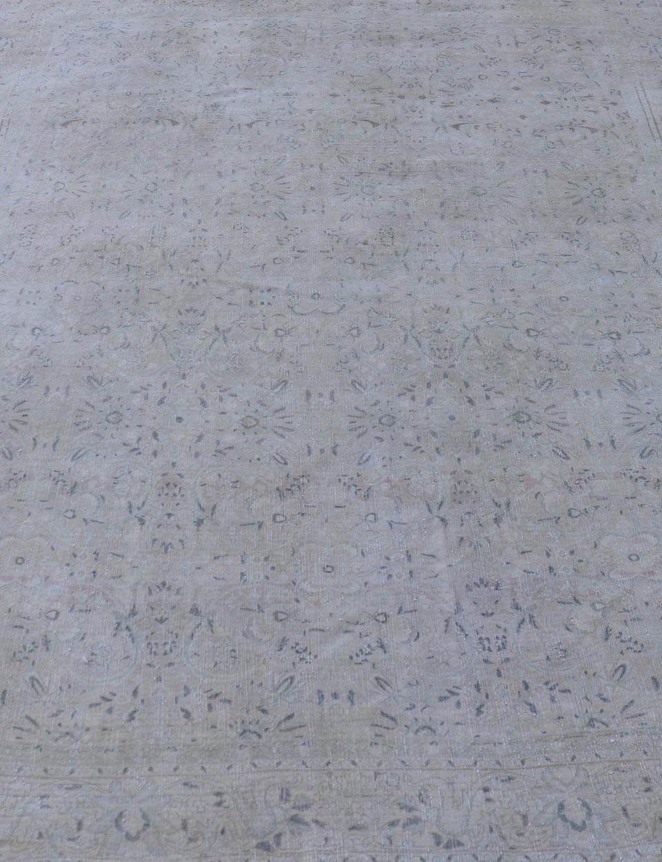 Antiker persischer Khorassan-Teppich mit geometrischem All-Over-Blumenmuster (20. Jahrhundert) im Angebot