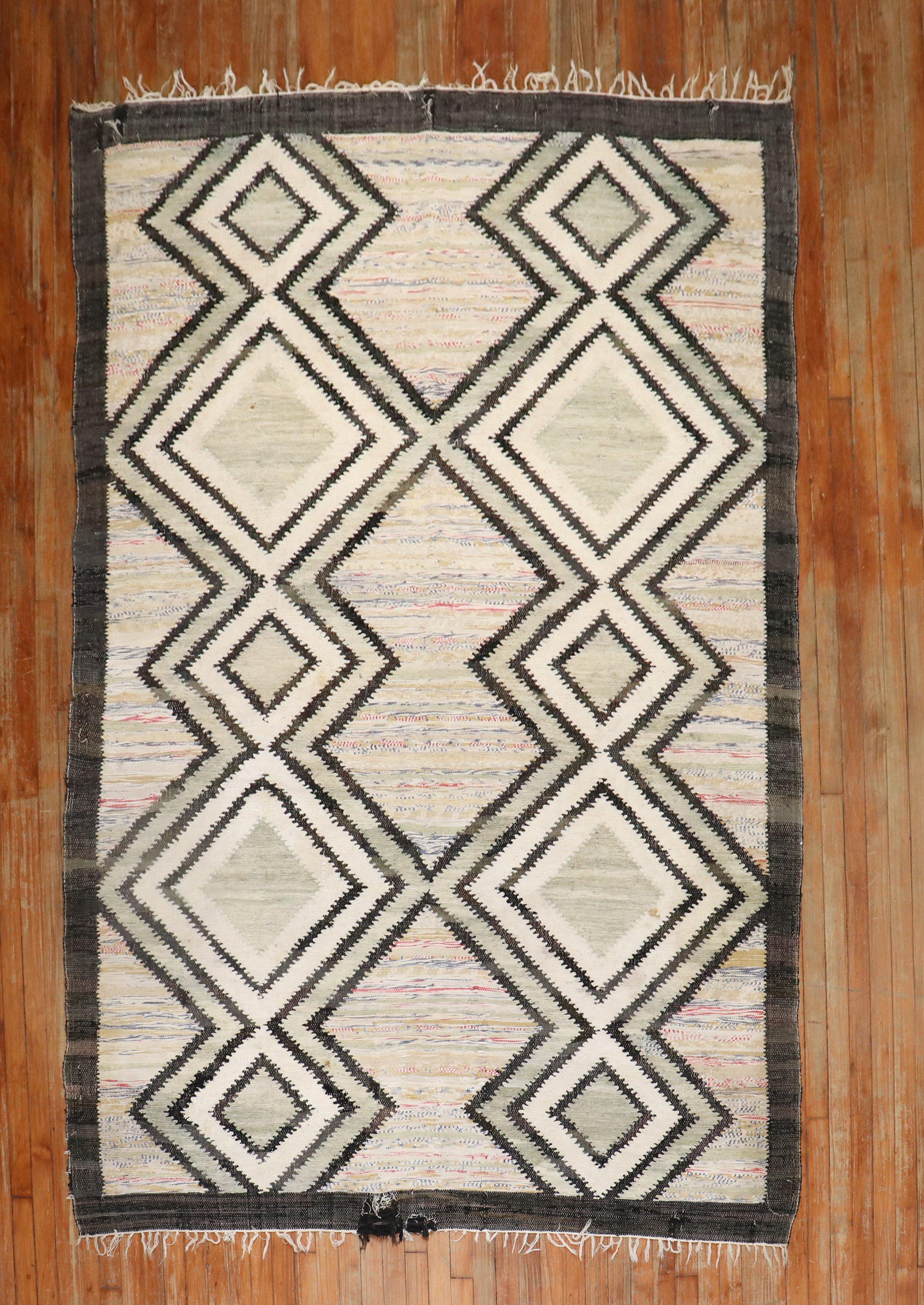 Mid 20th century American braid rug with a large scale pattern.

Measures: 6'2'' x 9'7''.