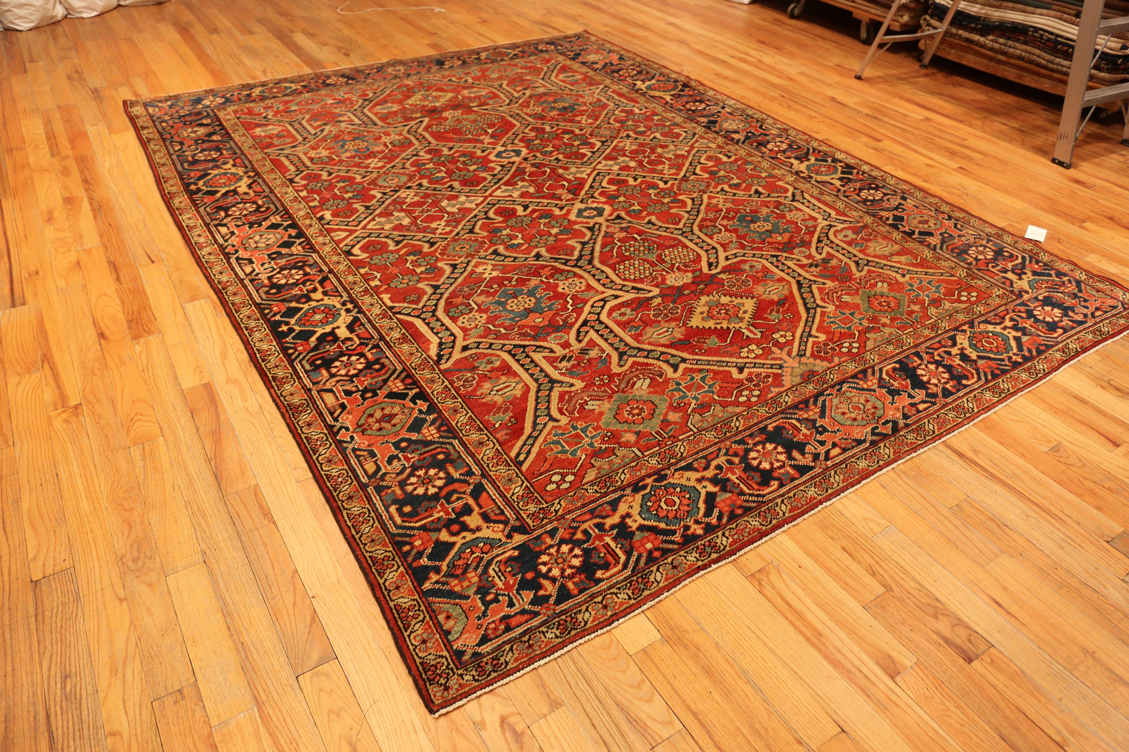 Geometric Antique Persian Heriz Rug. Size: 9 ft 2 in x 11 ft 8 in In Good Condition For Sale In New York, NY