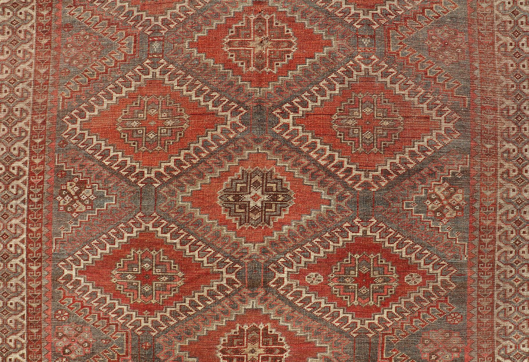 Mesures : 5'6 x 9'6 
Tapis ancien géométrique persan Shiraz à motifs de médaillons sur toute la surface. Keivan Woven Arts / tapis EMB-22105-15105, pays d'origine / type : Iran / Shiraz, circa 1930.

Le tapis persan Shiraz (vers le début du 20e