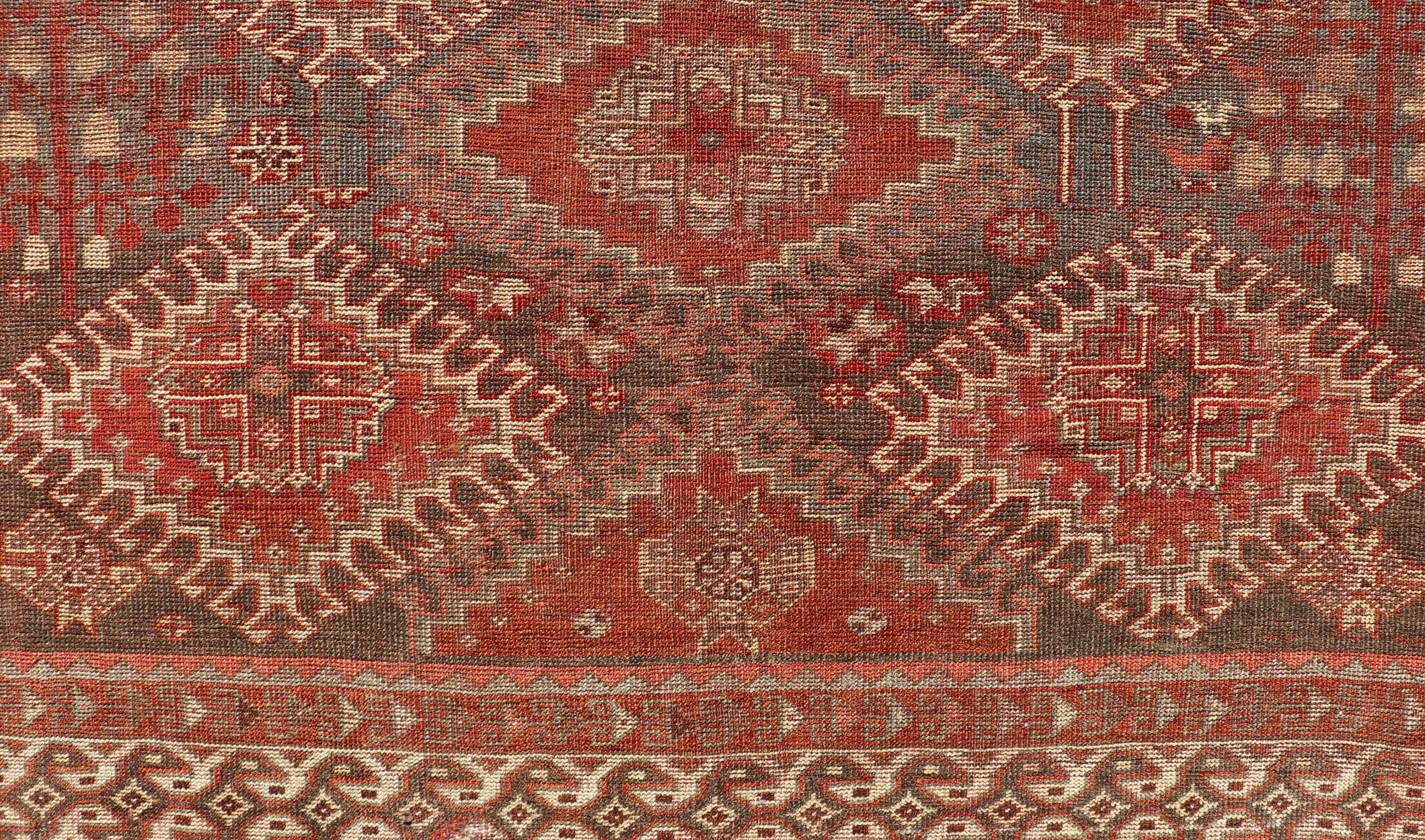 Tribal Tapis persan Shiraz ancien géométrique avec motif de médaillon sur toute sa surface en vente