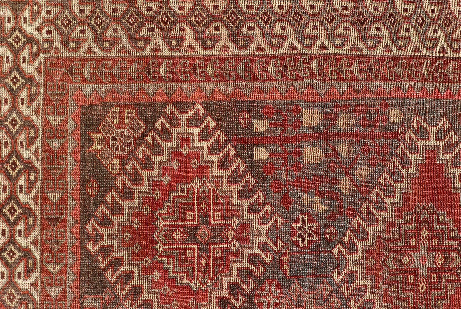 Perse Tapis persan Shiraz ancien géométrique avec motif de médaillon sur toute sa surface en vente