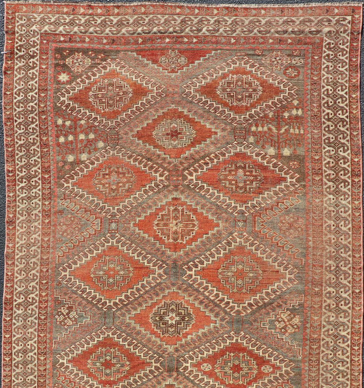 Noué à la main Tapis persan Shiraz ancien géométrique avec motif de médaillon sur toute sa surface en vente