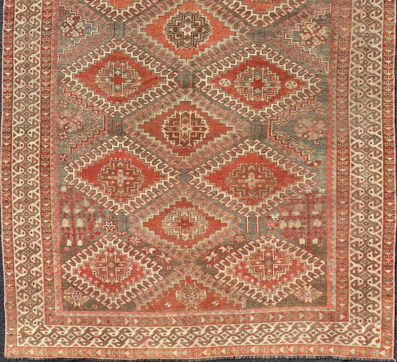 Alfombra persa antigua geométrica de shiraz con diseño de medallón integral siglo XX en venta