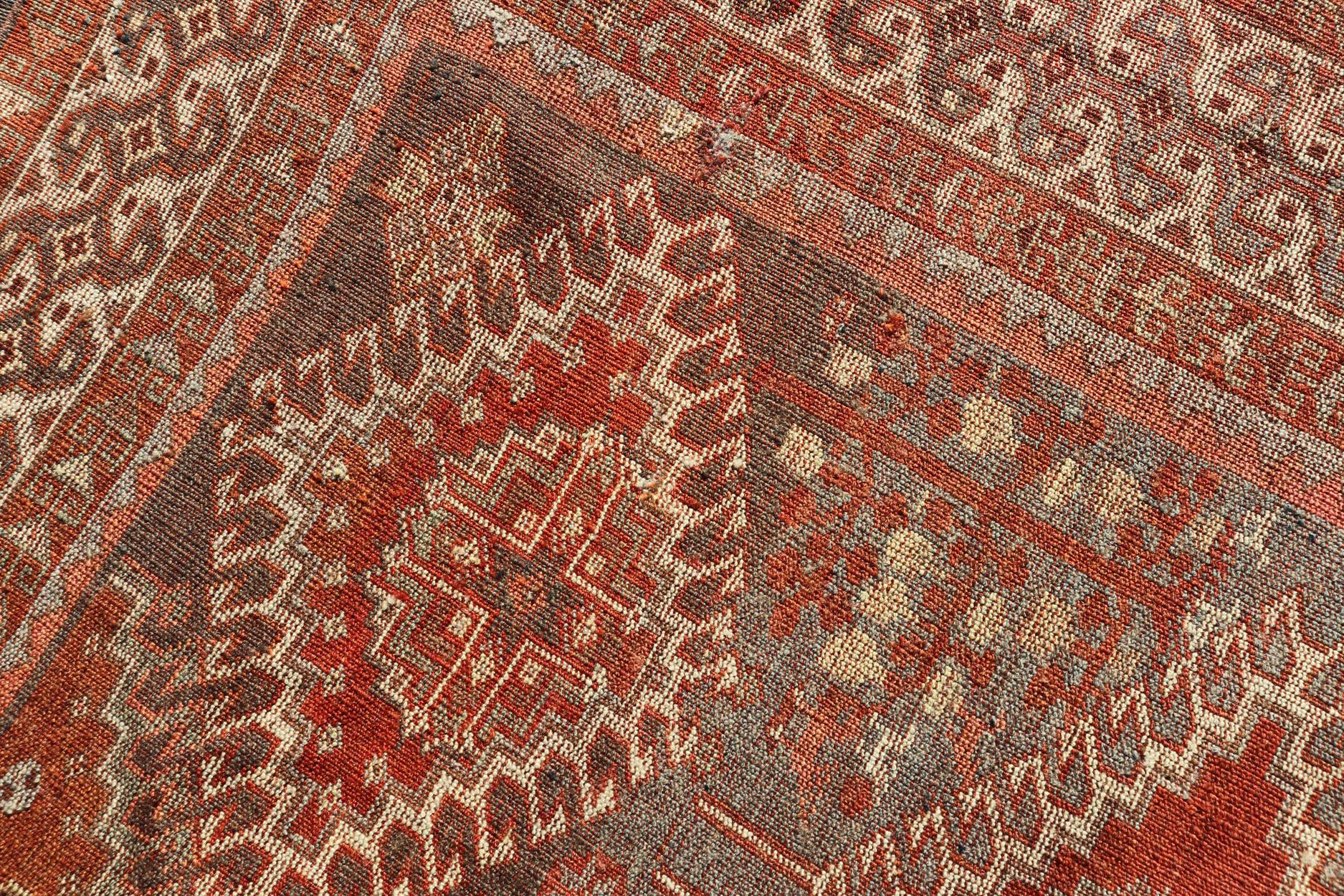 Laine Tapis persan Shiraz ancien géométrique avec motif de médaillon sur toute sa surface en vente