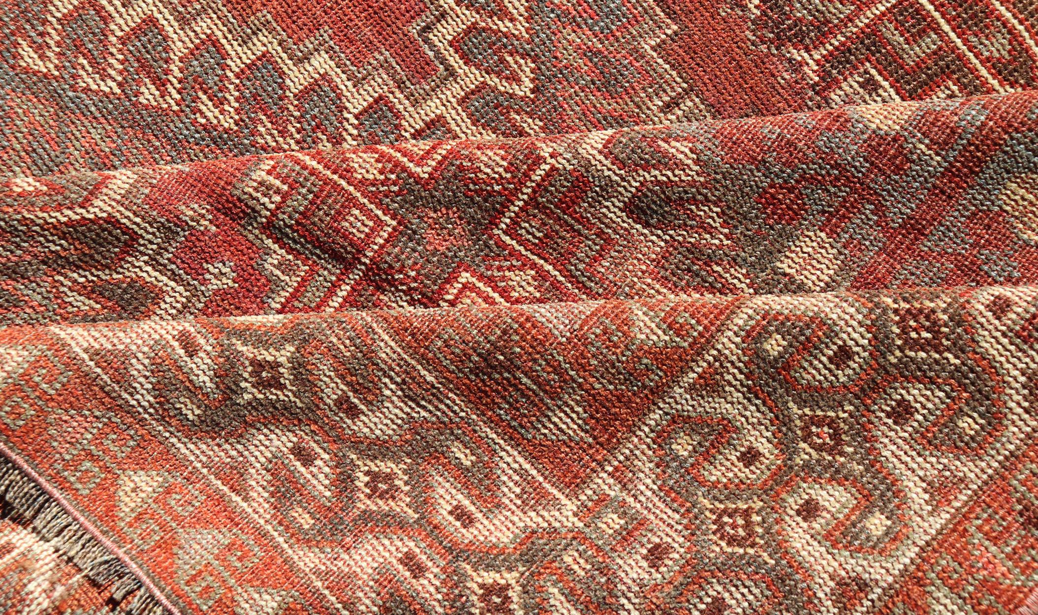 Tapis persan Shiraz ancien géométrique avec motif de médaillon sur toute sa surface en vente 1