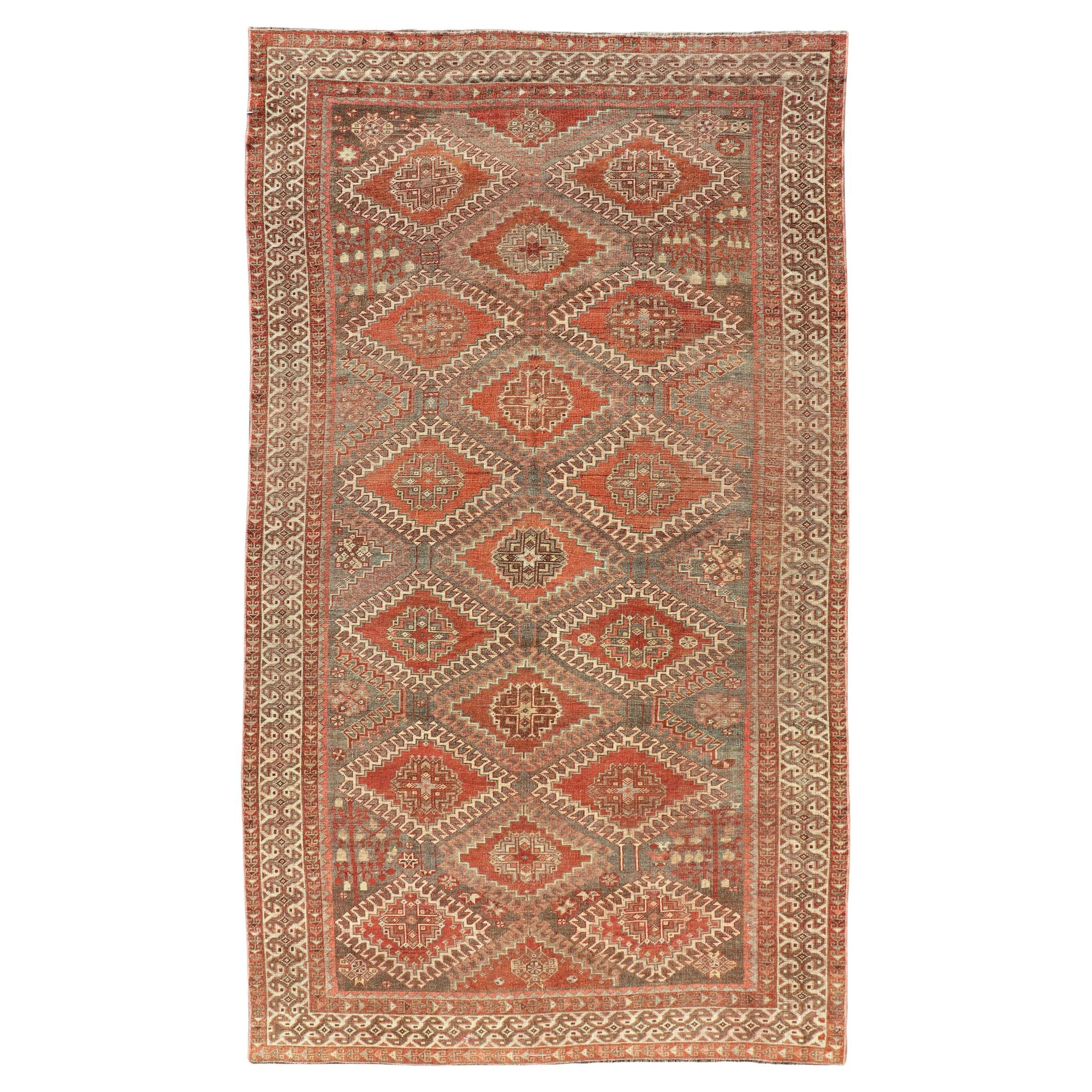 Tapis persan Shiraz ancien géométrique avec motif de médaillon sur toute sa surface en vente