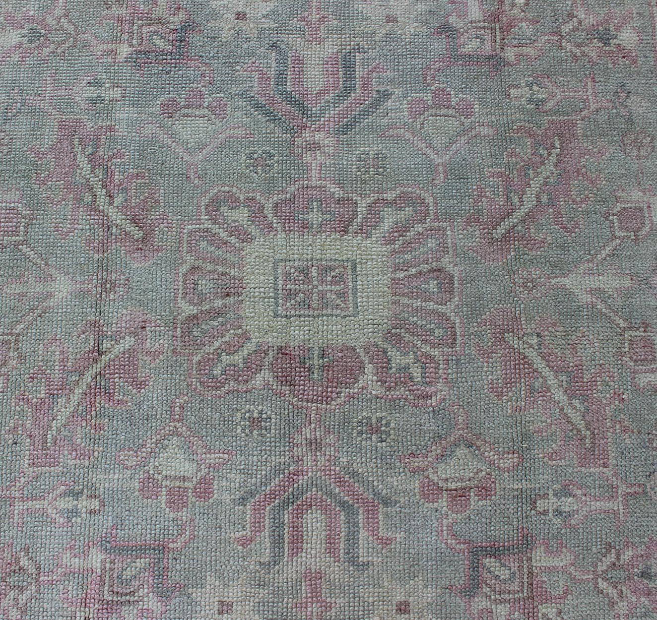 Tappeto geometrico antico turco Oushak in rosa e verde chiaro in vendita 2