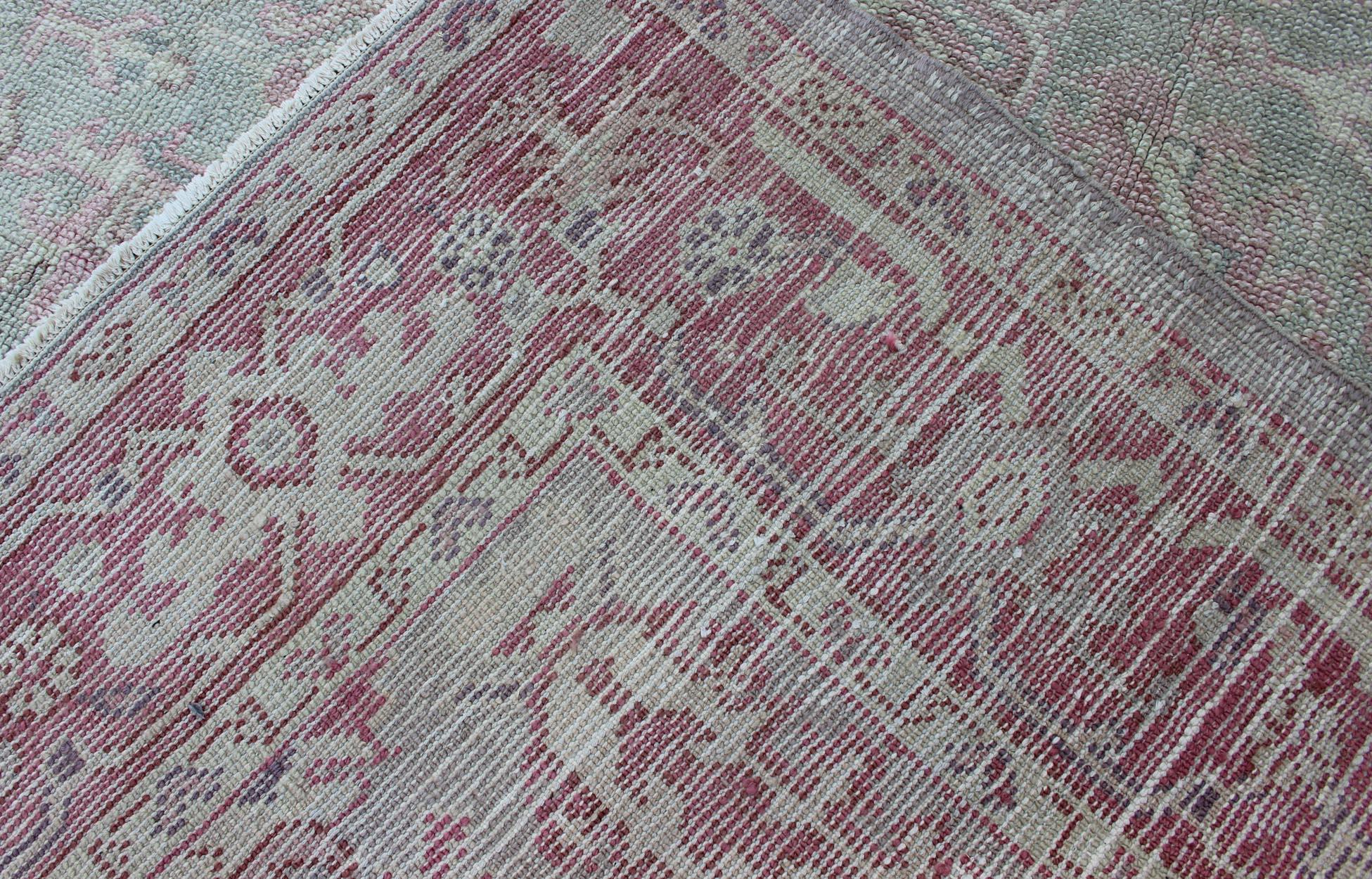Tappeto geometrico antico turco Oushak in rosa e verde chiaro in vendita 4