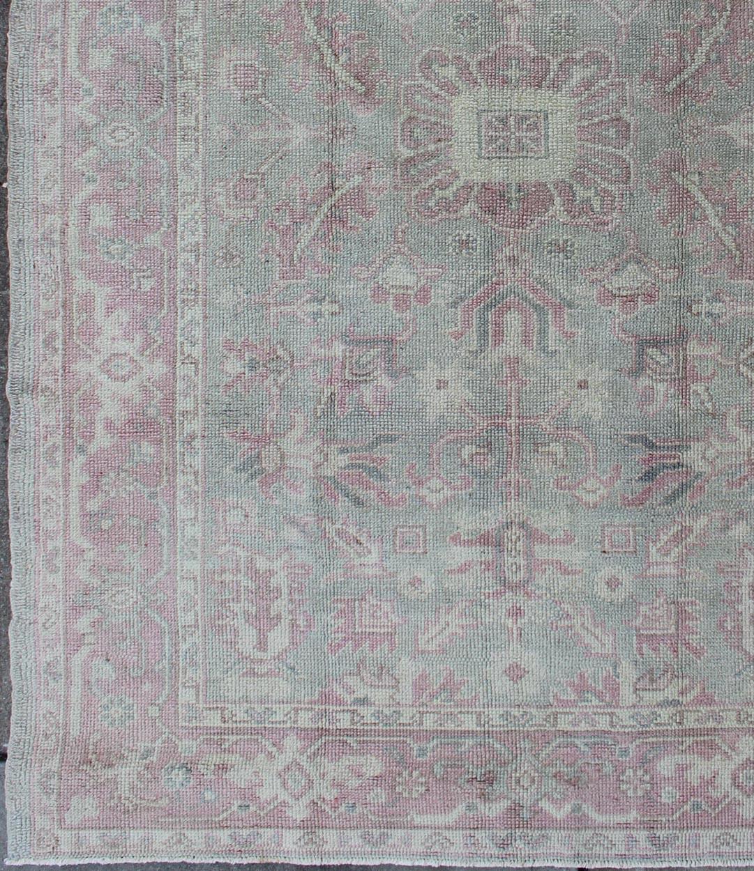 Antique Turkish Oushak carpet with geometric designs, rug en-165872, country of origin / type: Turkey / Oushak, circa 1930

This Oushak rug from Turkey features a medallion design flanked by geometric designs rendered in a variety of faded color