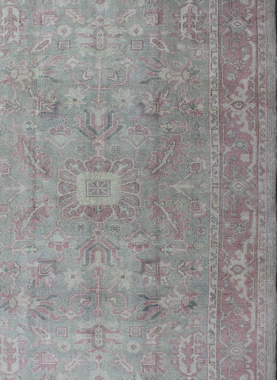 Turco Tappeto geometrico antico turco Oushak in rosa e verde chiaro in vendita