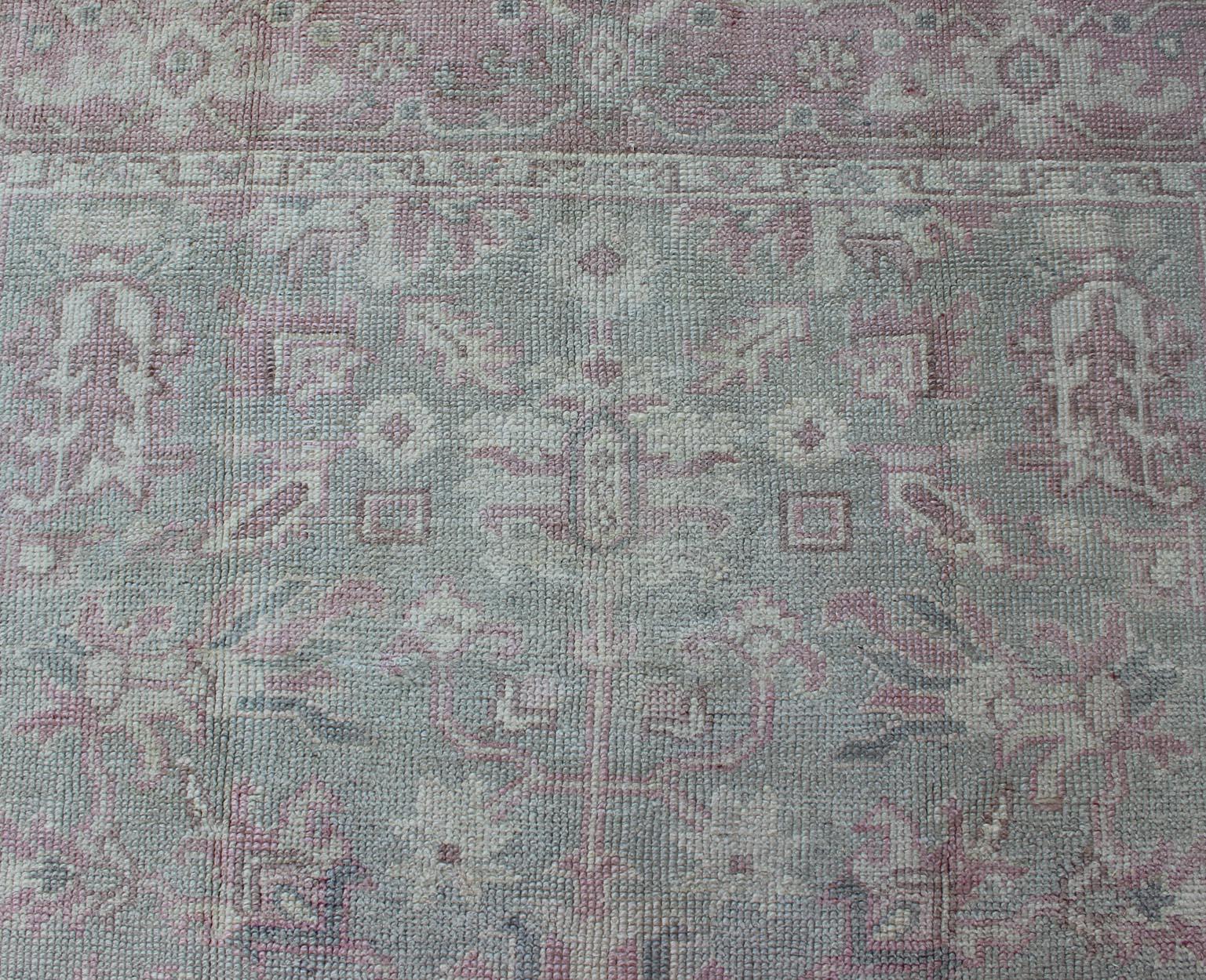 Inizio XX secolo Tappeto geometrico antico turco Oushak in rosa e verde chiaro in vendita