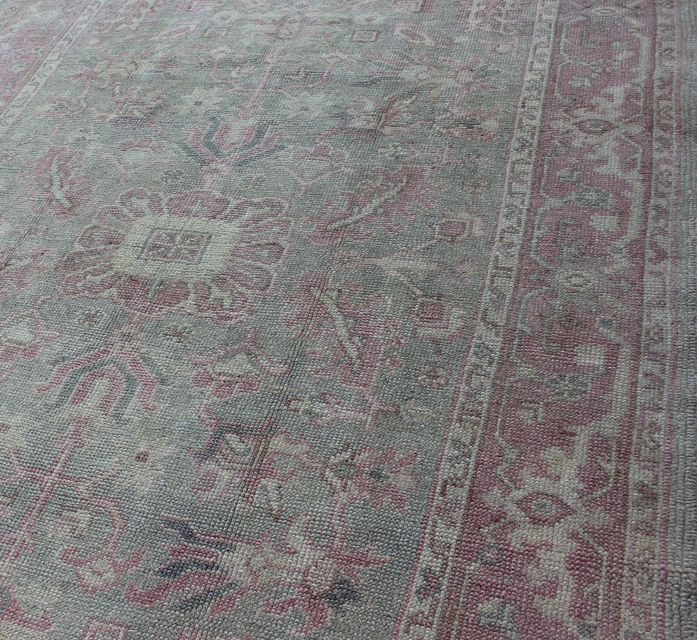 Tappeto geometrico antico turco Oushak in rosa e verde chiaro in vendita 1