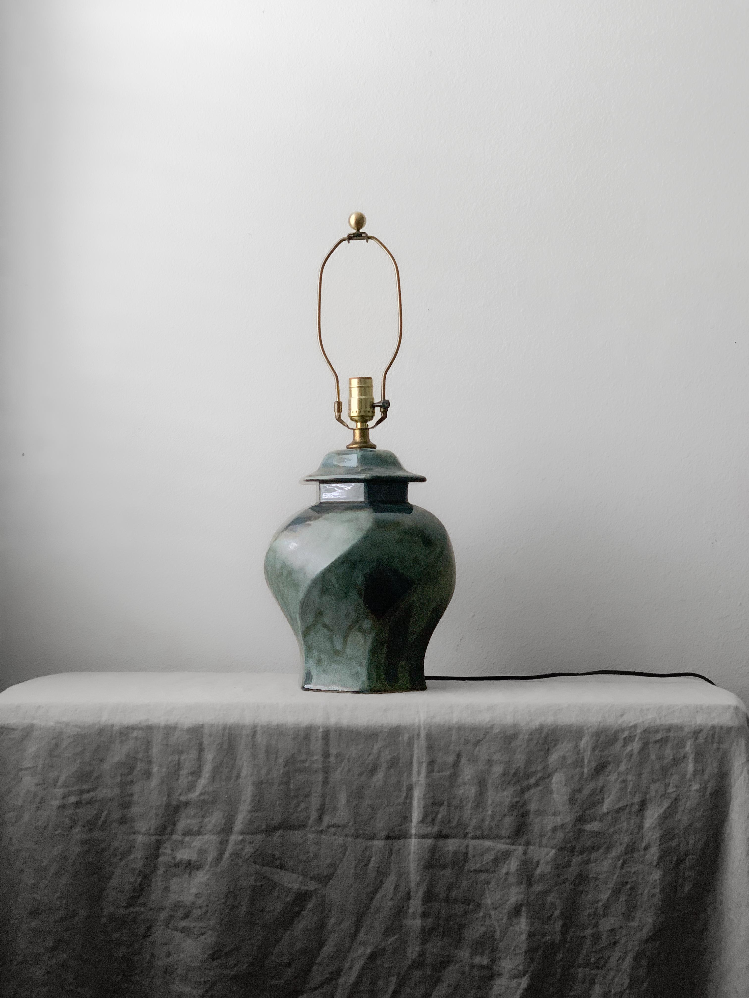 Postmoderne Lampe de table géométrique en laiton et aqua en vente