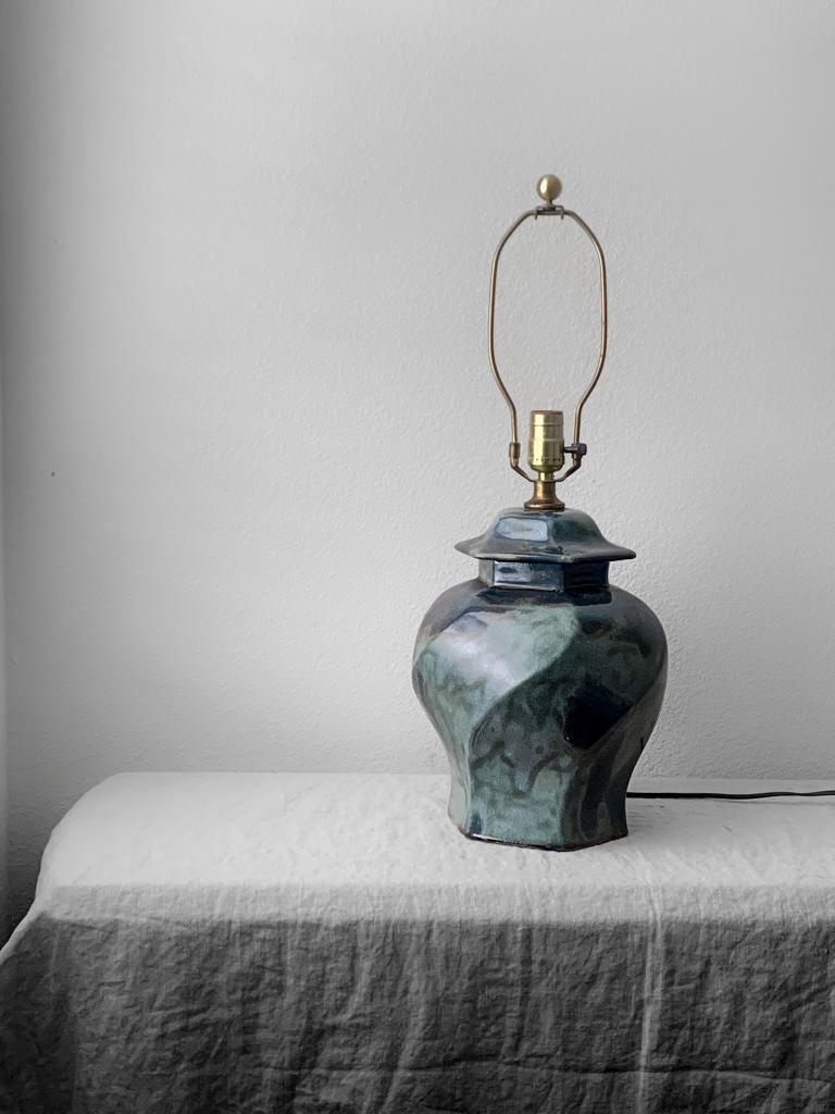 Américain Lampe de table géométrique en laiton et aqua en vente