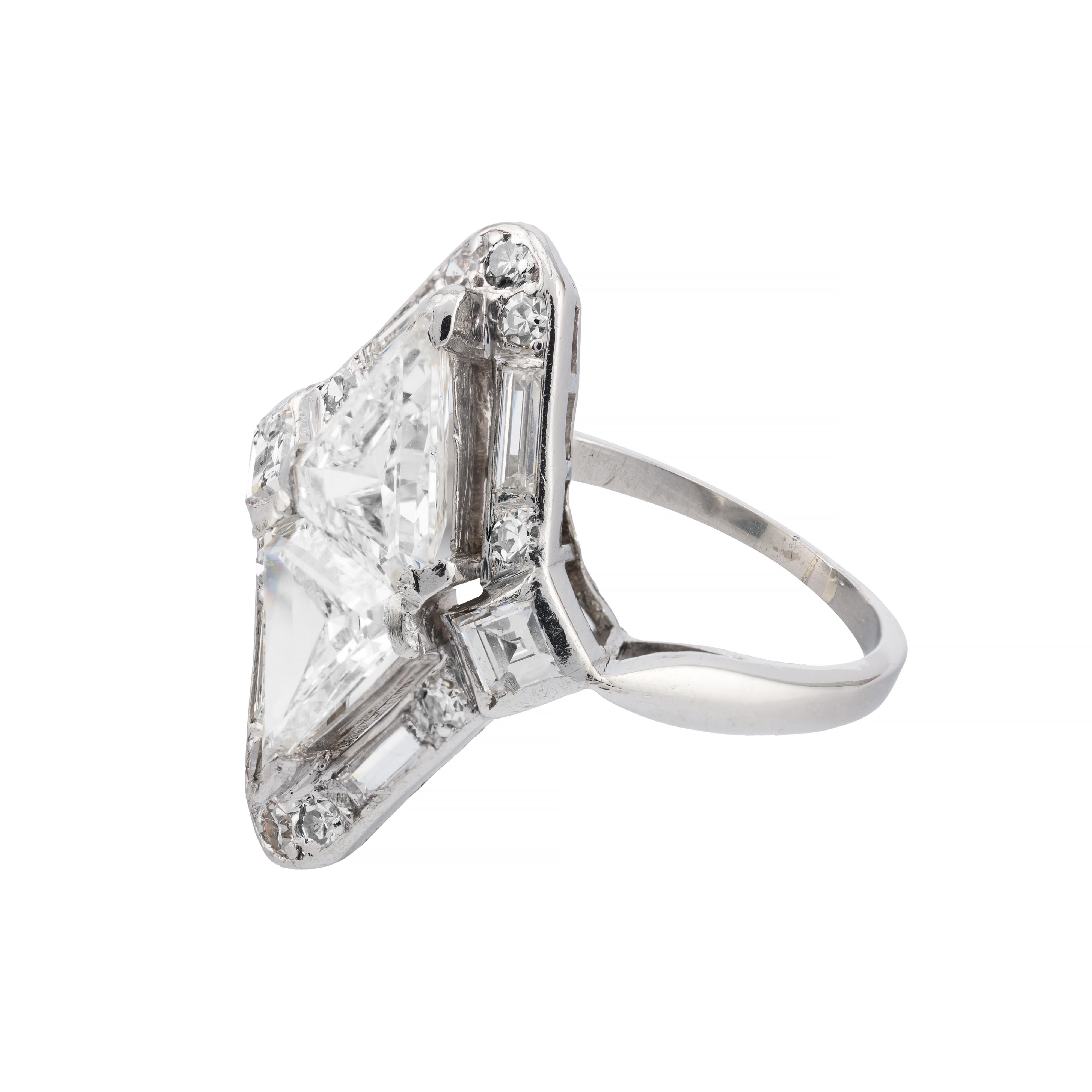 Kite Cut Geometric Art Deco 3.06ct Kite Shaped Double Diamond Ring in Platinum For Sale