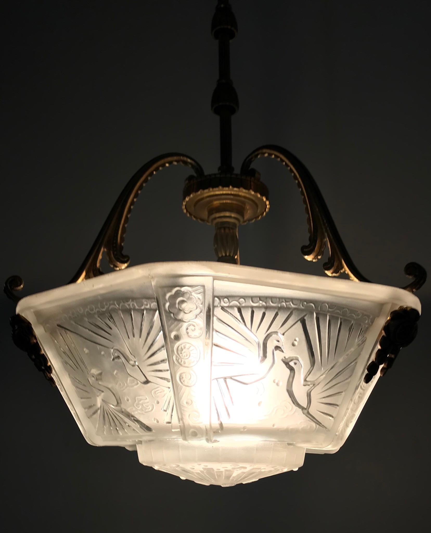 Timless Art Deco Gilt Bronze & Glass Suspension Light by Muller Frères Luneville en vente 6