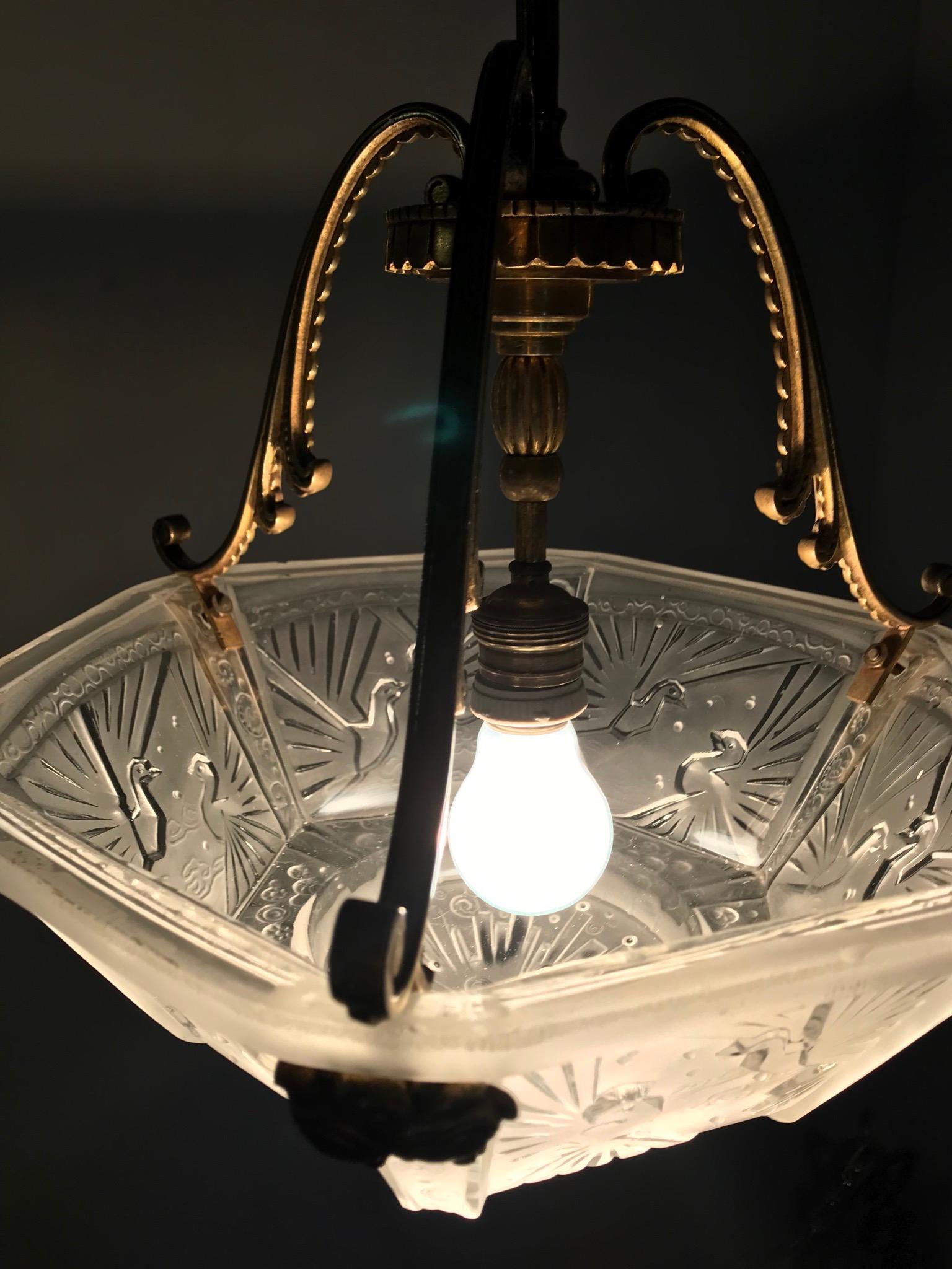 Timless Art Deco Gilt Bronze & Glass Suspension Light by Muller Frères Luneville en vente 7
