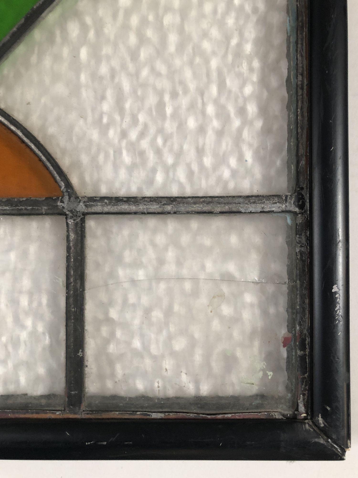 Vidrieras geométricas art déco vintage. Con armazón de madera..

Esta bonita obra de arte mural presenta una hermosa combinación de colores en un diseño de estilo Art Déco. En general está en muy buen estado para su edad, pero tiene un trozo de