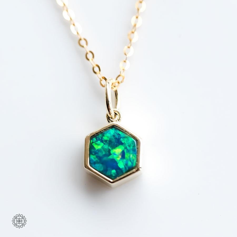 Collier de pendentifs en or jaune 14k avec doublet d'opales australiennes à motif géométrique hexagonal minimaliste.

Expédition nationale gratuite par USPS First Class !  Garantie limitée d'un an gratuite !  Sac ou boîte cadeau gratuit avec chaque