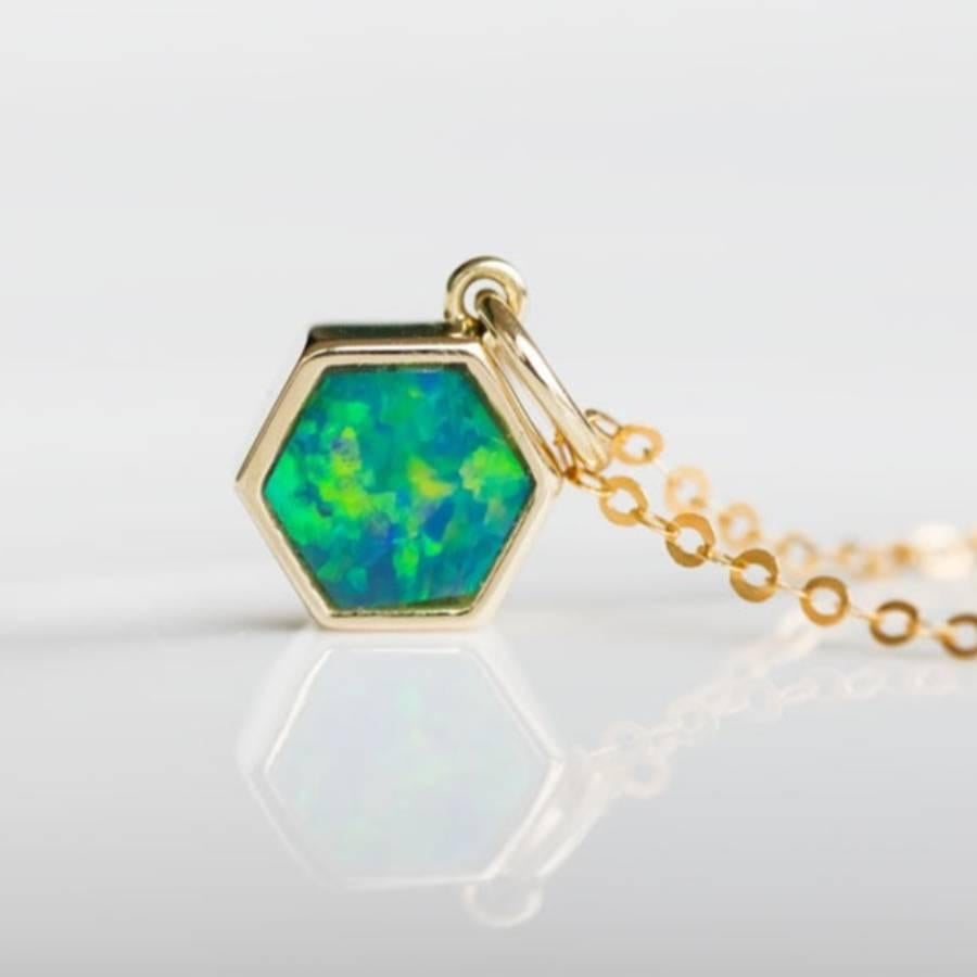 Taille brillant Collier pendentif d'art géométrique hexagonal en or jaune 14 carats avec opale double australienne en vente