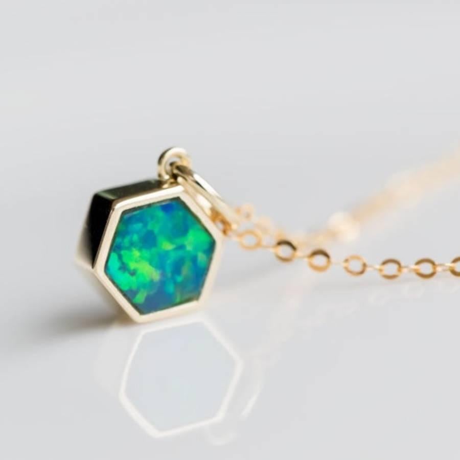 Collier pendentif d'art géométrique hexagonal en or jaune 14 carats avec opale double australienne Neuf - En vente à Suwanee, GA
