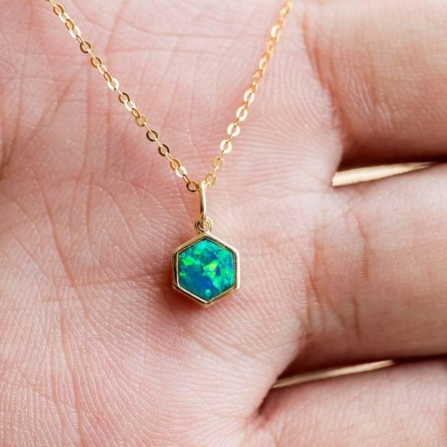 Collier pendentif d'art géométrique hexagonal en or jaune 14 carats avec opale double australienne Unisexe en vente