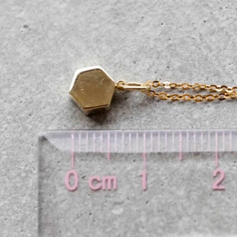 Collier pendentif d'art géométrique hexagonal en or jaune 14 carats avec opale double australienne en vente 1