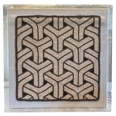 Arte geometrica con perline di cacao intrecciate a mano