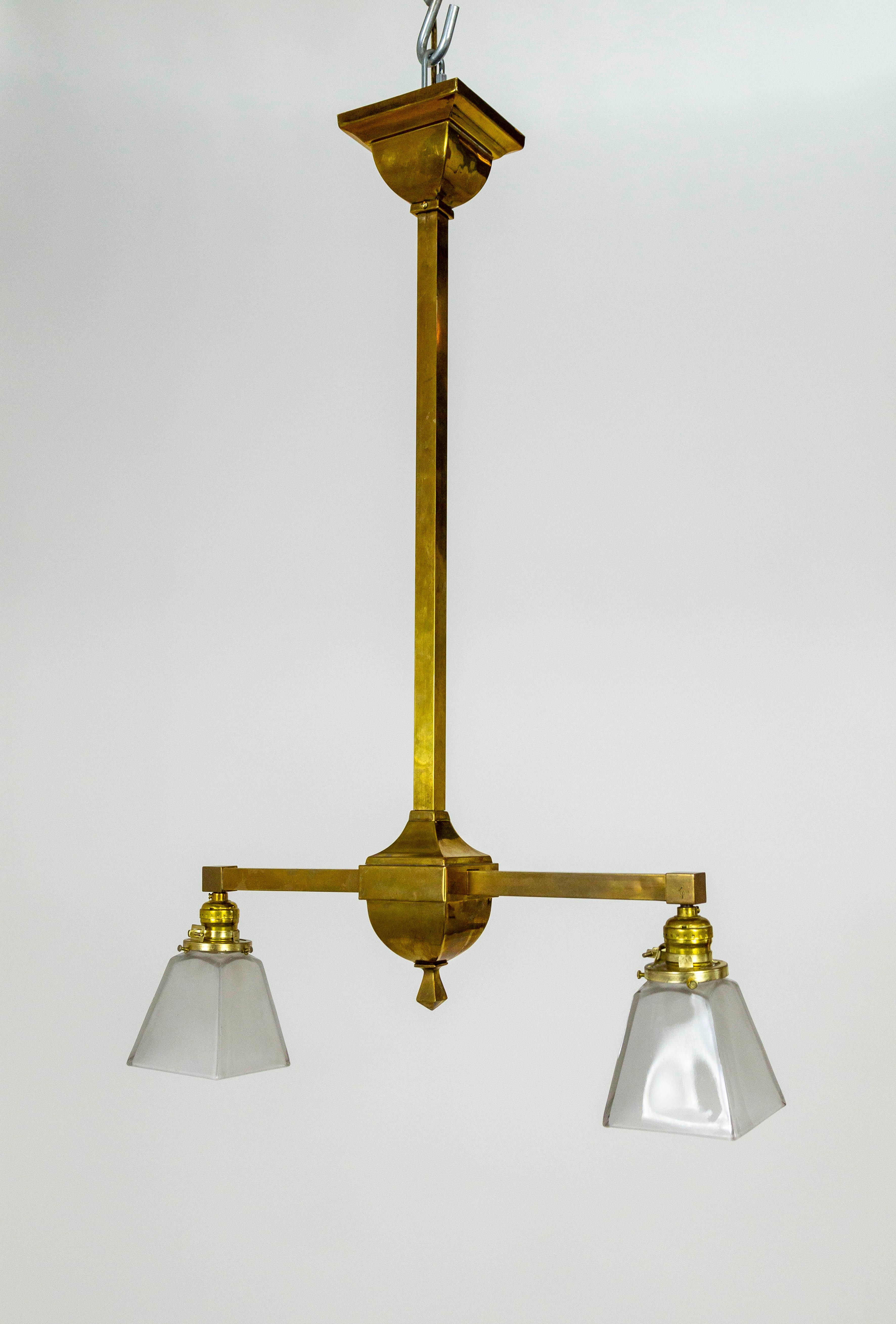 20ième siècle Lampe à suspension géométrique Arts & Crafts à 2 lumières en laiton en vente